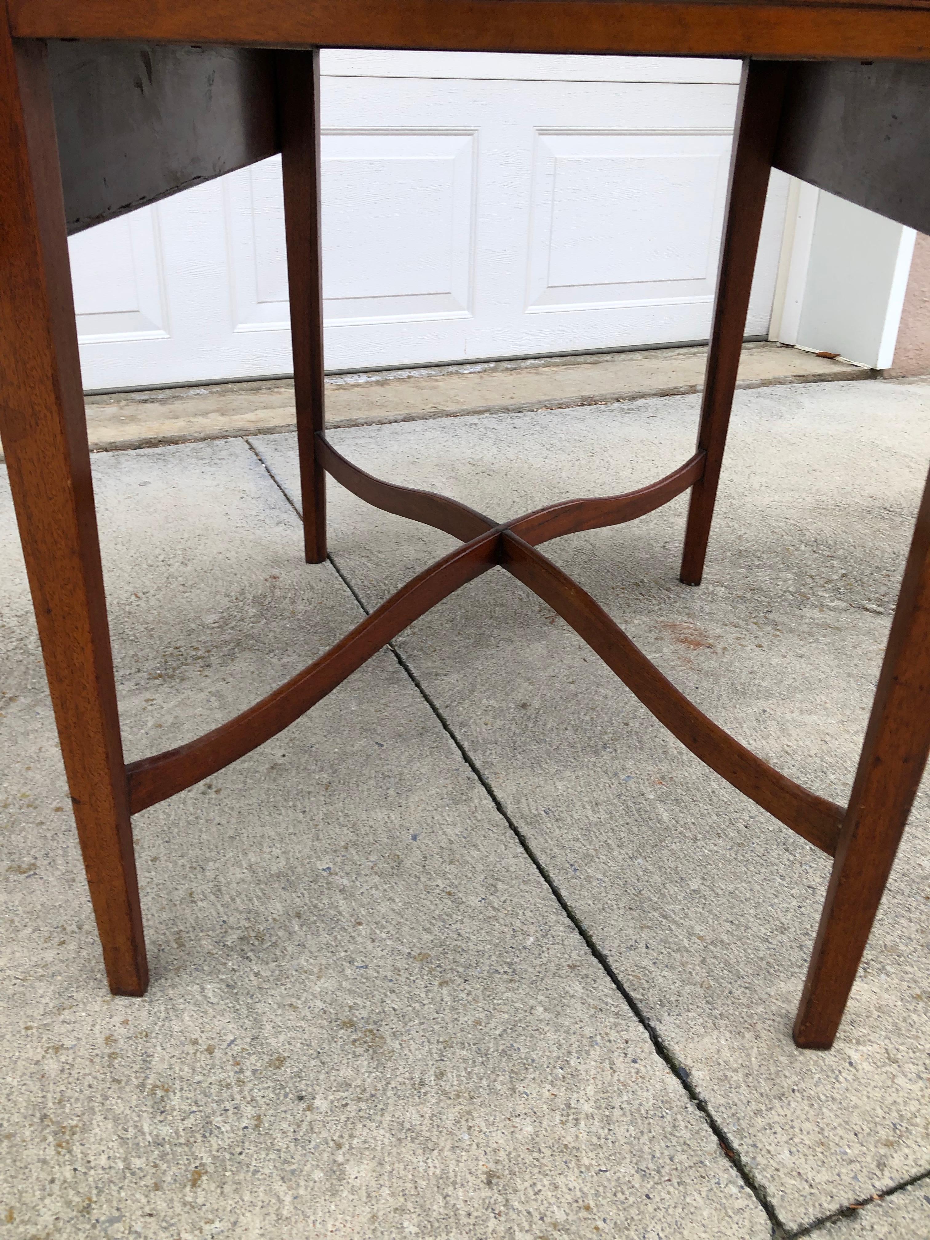 American Colonial Walnut Chippendale Pembroke Table Tapered Legs, Arched Stretcher Pennsylvania For Sale