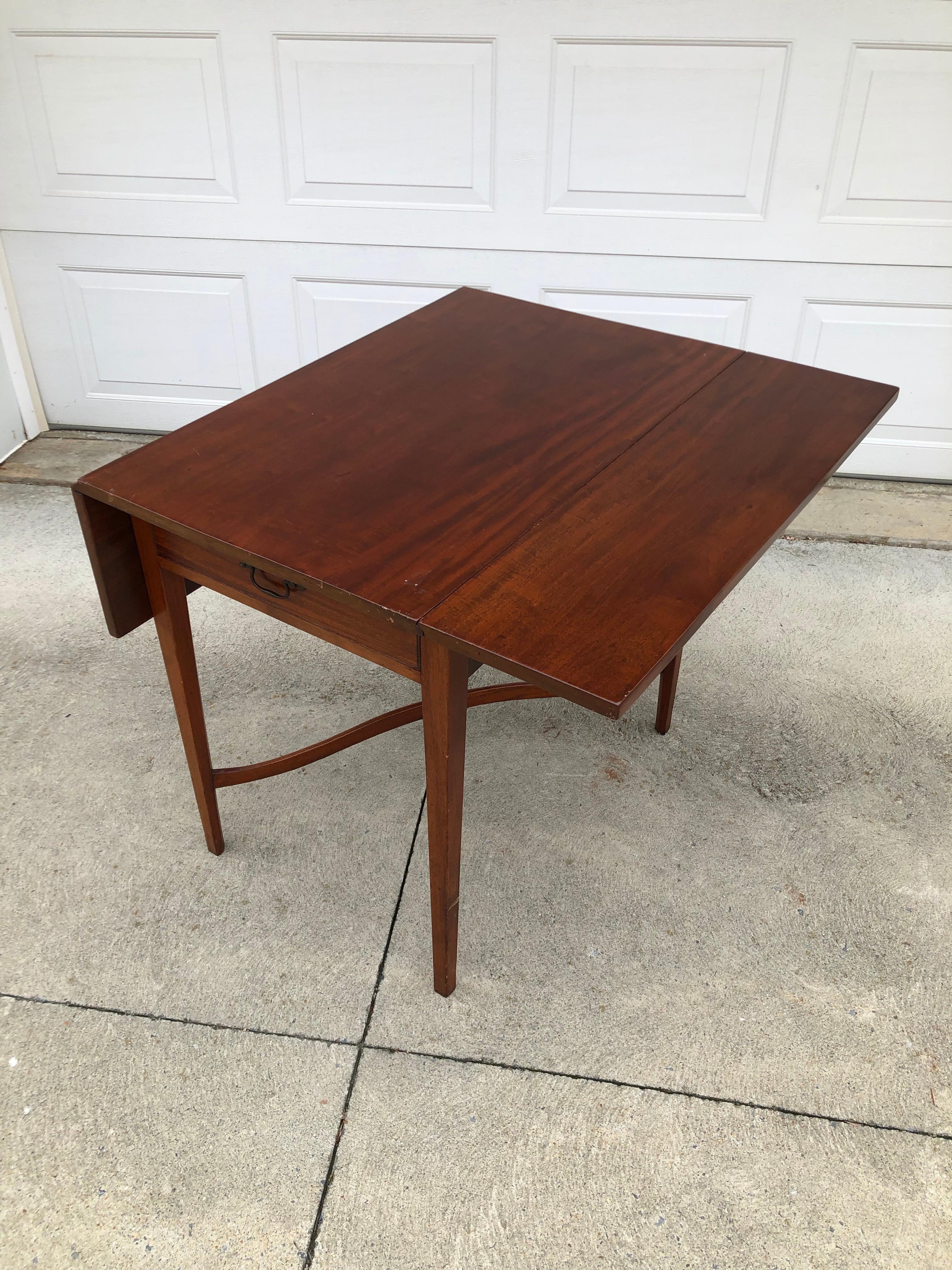 Walnut Chippendale Pembroke Table Tapered Legs, Arched Stretcher Pennsylvania In Good Condition For Sale In Allentown, PA