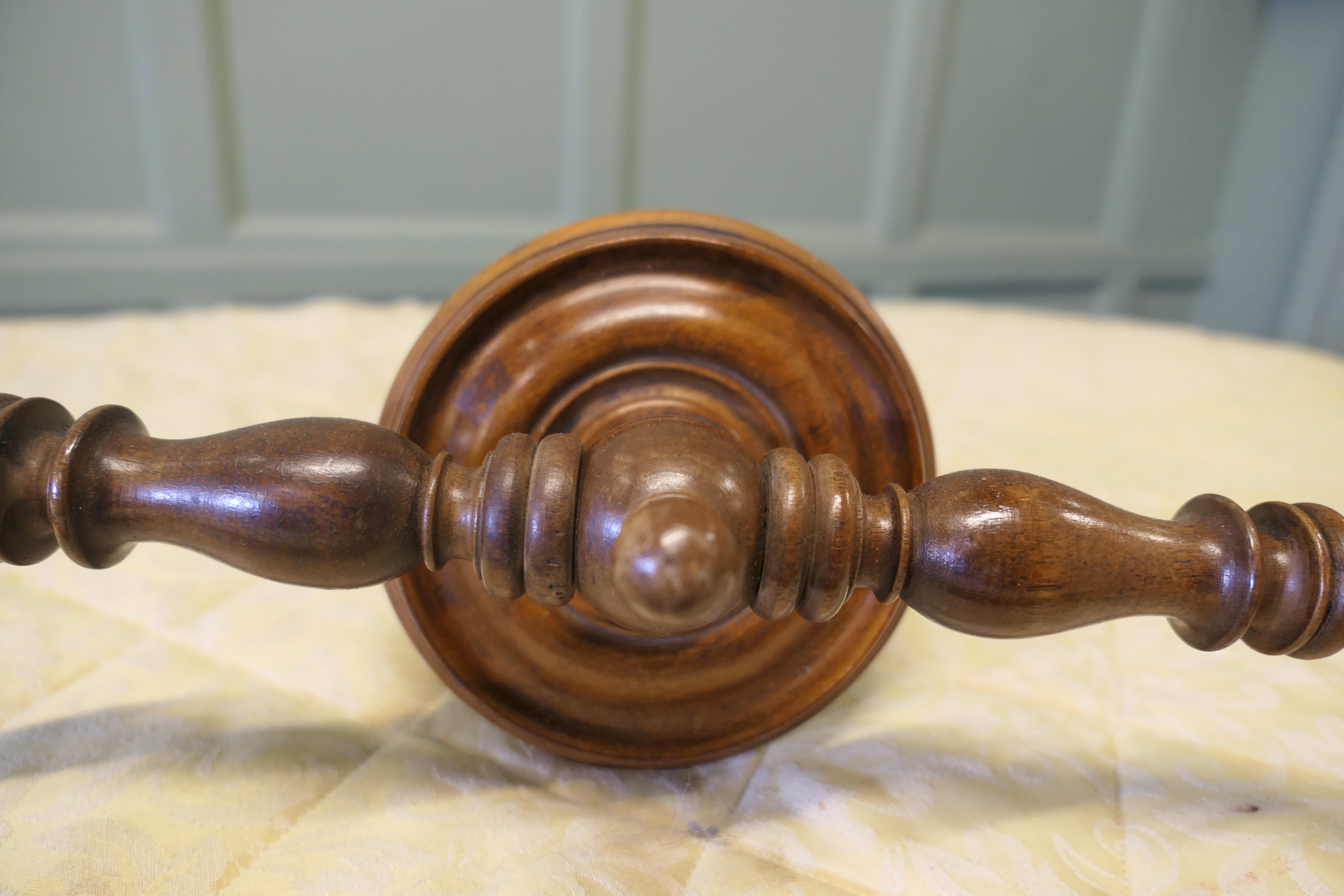 Telaio per tenda Ciel de Lit o baldacchino del letto in noce

Questo binario per tende francese, ricavato dal legno di noce, è un pezzo delizioso e ben utilizzato, dotato di un supporto circolare a soffitto che sostiene la staffa per le tende.
Uno