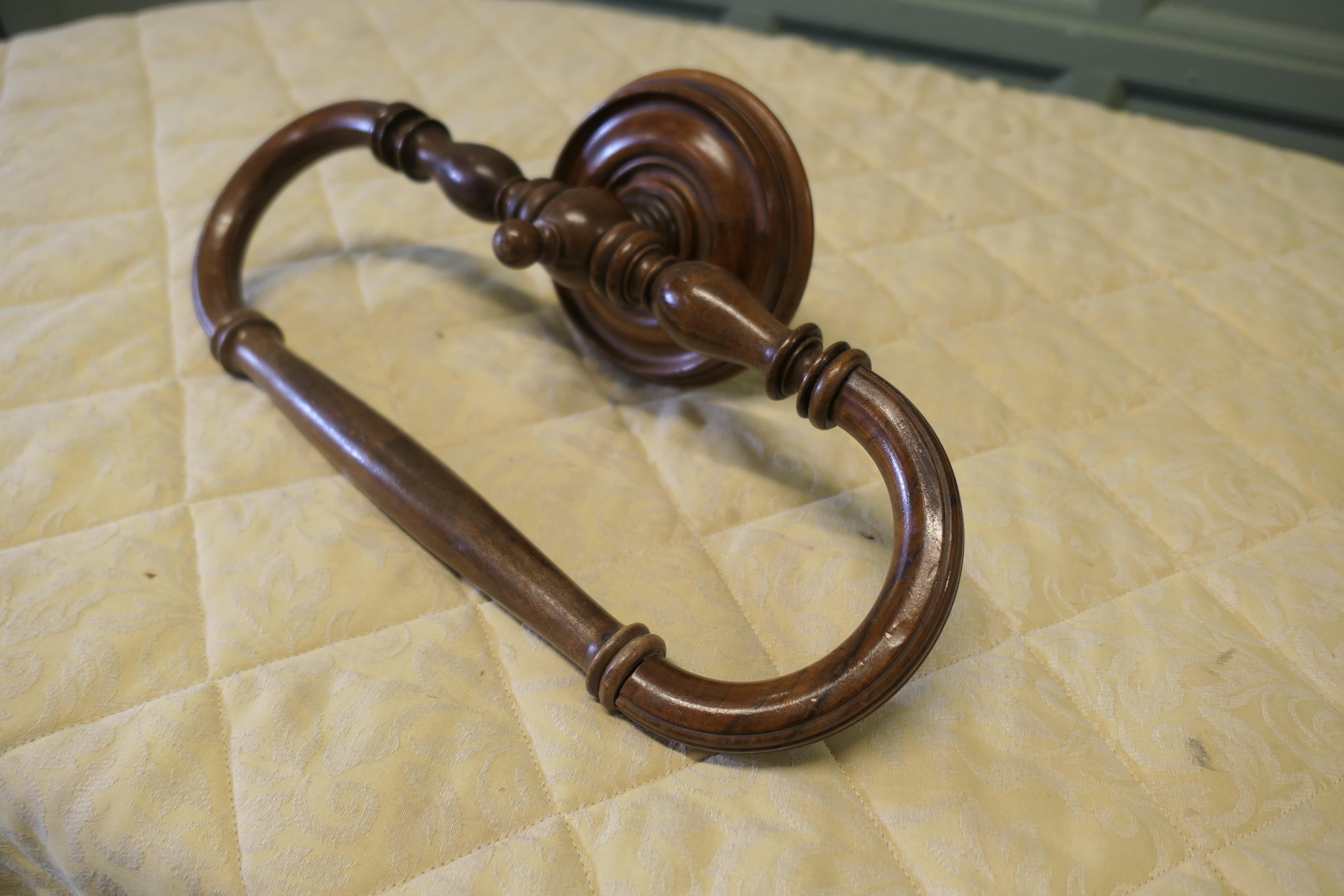Stile provenzale Telaio per tenda Ciel de Lit o baldacchino del letto in noce  Un pezzo adorabile e ben utilizzato in vendita