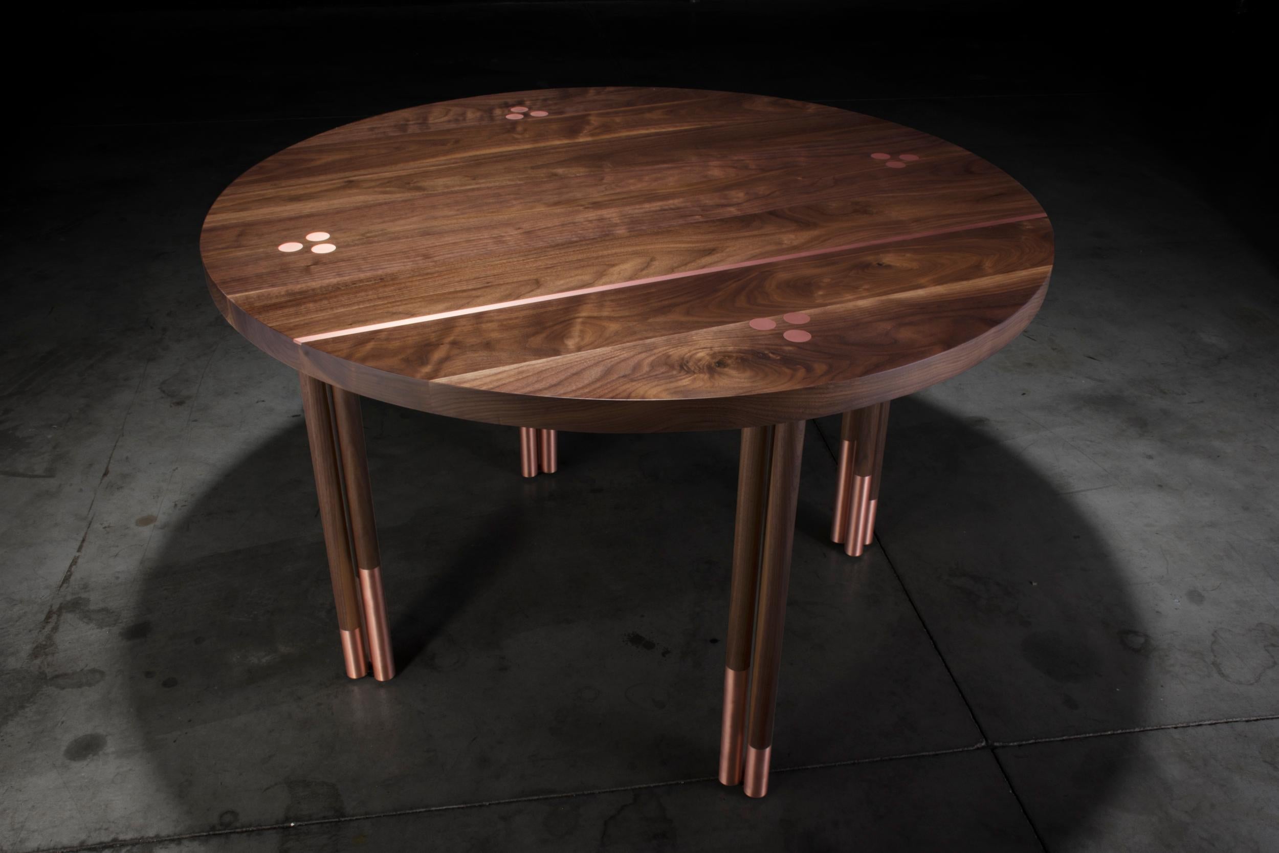 Organique Table de salle à manger circulaire en noyer avec incrustation de cuivre « Table de salle à manger Canfield » en vente