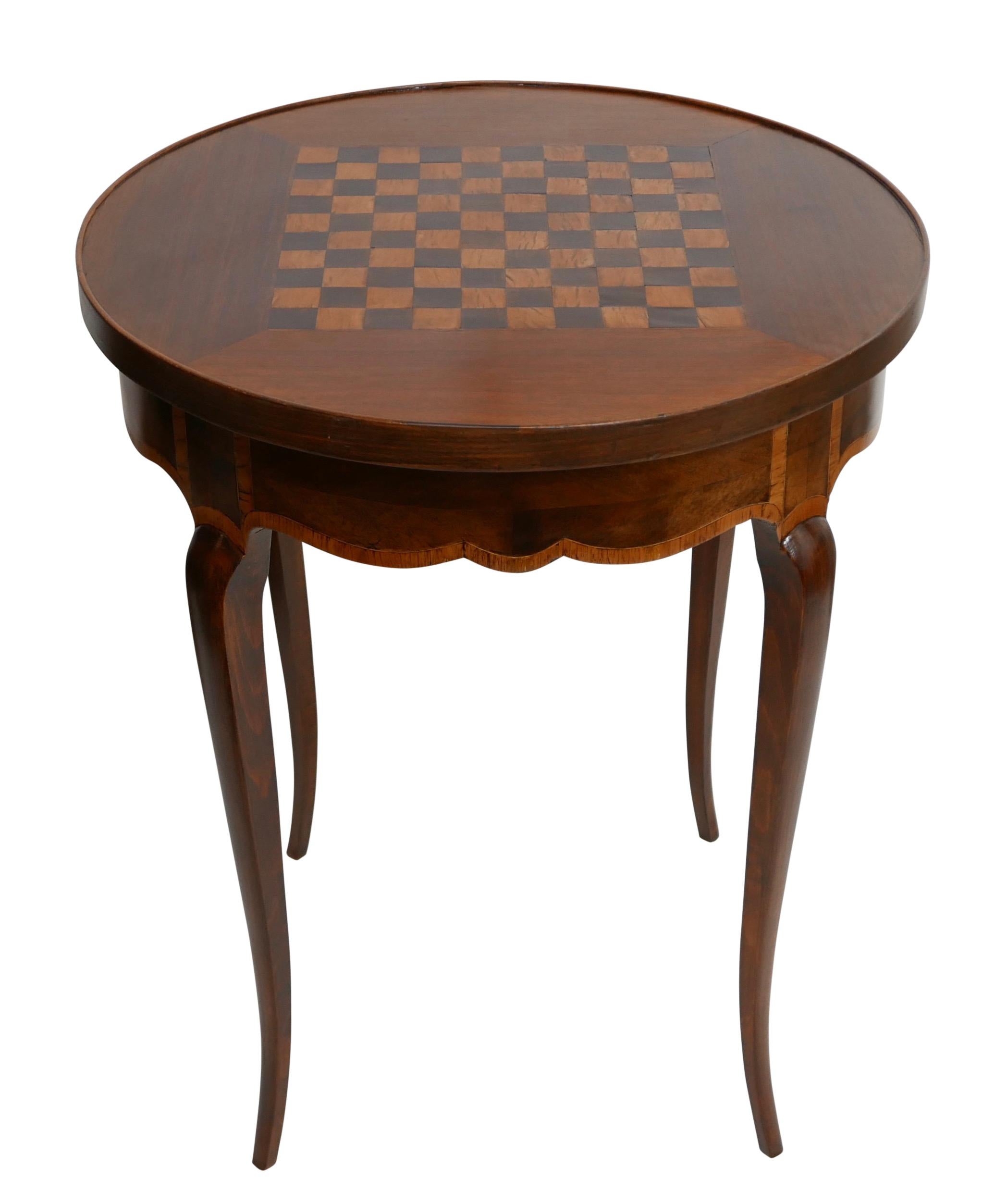 European Walnut Circular Tric Trac Game Table with Fruitwood Inlay, Mid-19th Century