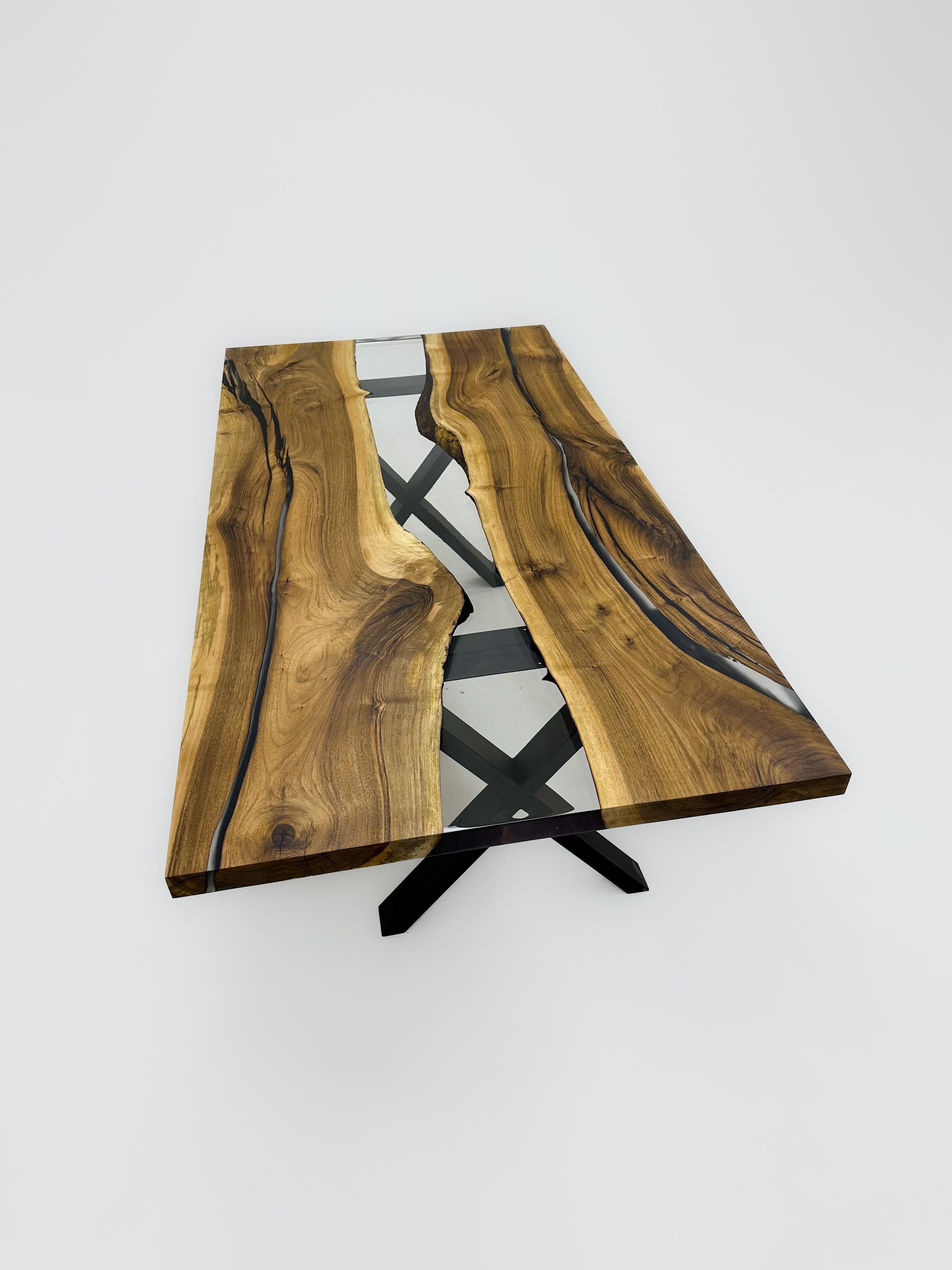 Individueller Esstisch aus klarem Epoxidharz 

Dieser Tisch ist aus 500 Jahre altem Walnussholz gefertigt. Die Maserung und die Struktur des Holzes beschreiben, wie ein natürliches Walnussholz aussieht.
Er kann als Esstisch oder als Konferenztisch