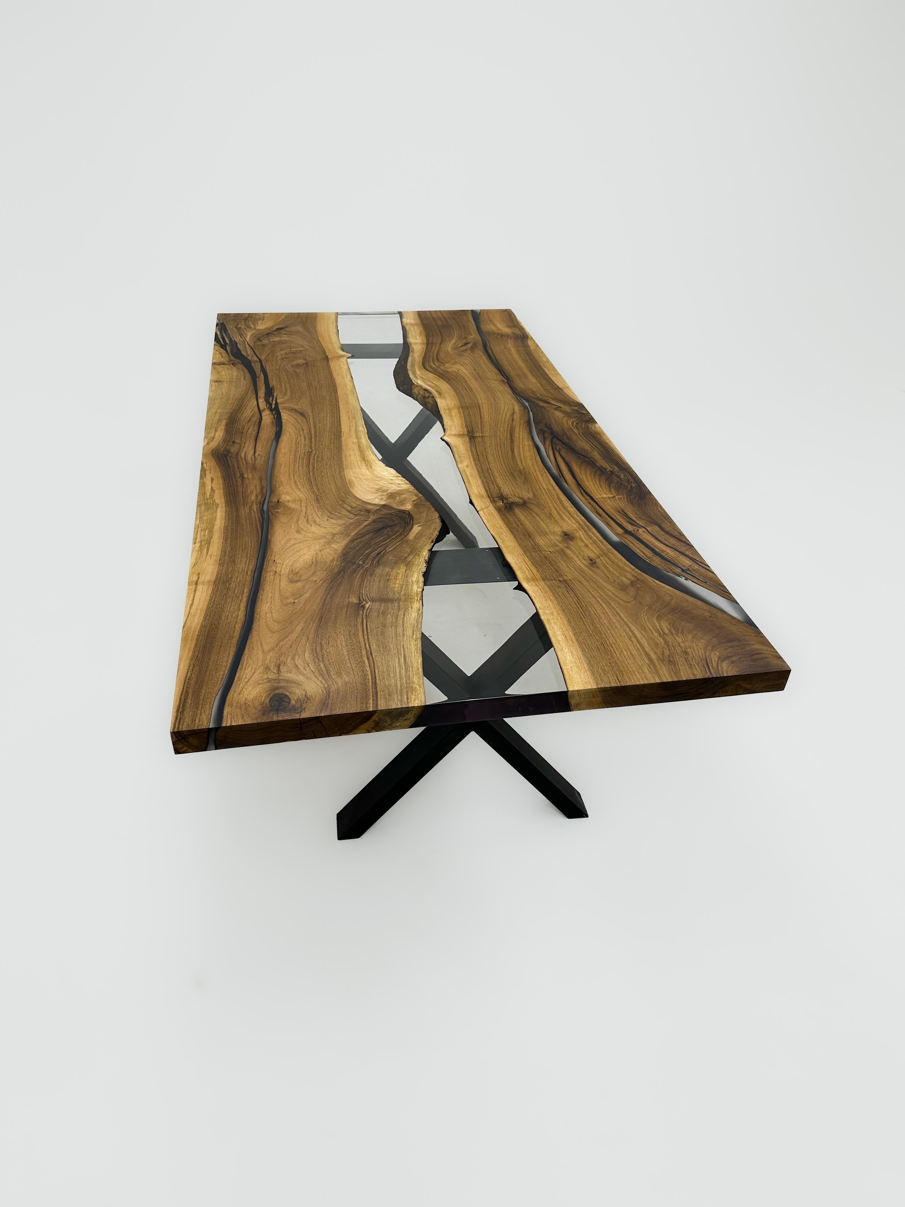 Arts and Crafts Table de salle à manger en bois avec rebord en noyer clair et résine époxy en vente