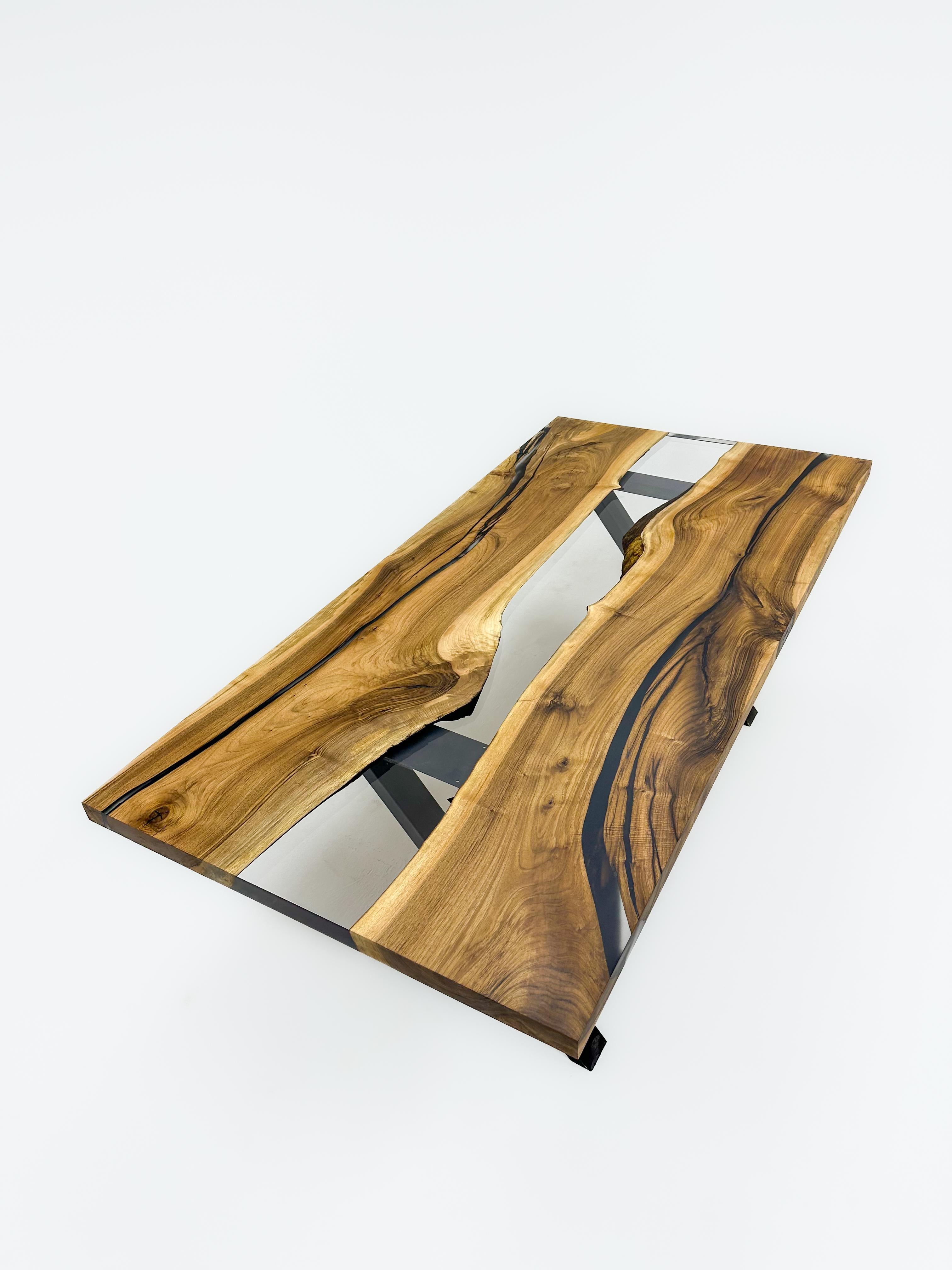 Mesa de comedor de madera de nogal con borde vivo de resina epoxi transparente Siglo XXI y contemporáneo en venta