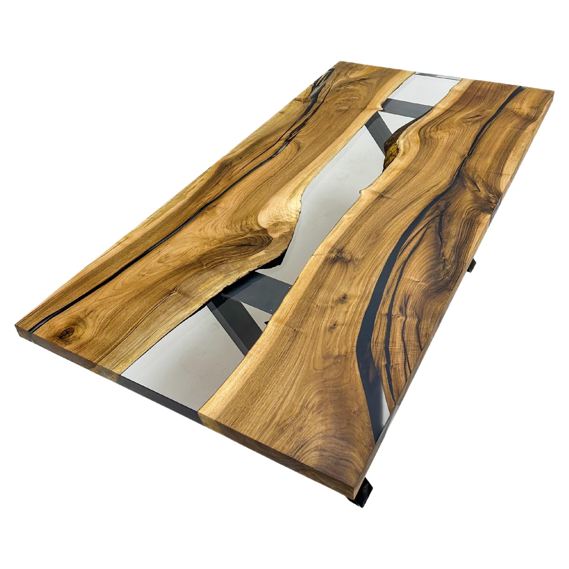Table de salle à manger en bois avec rebord en noyer clair et résine époxy