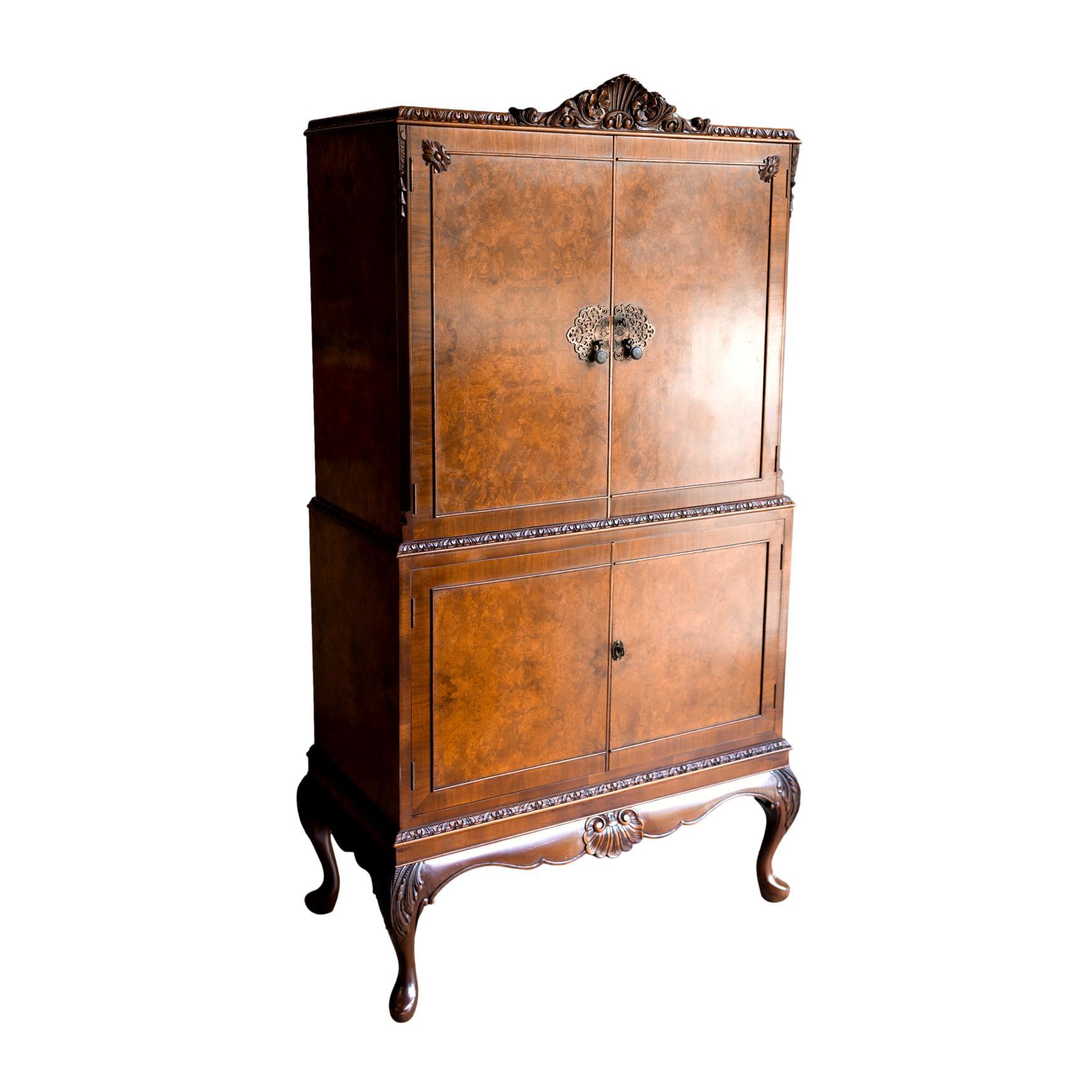 Cocktailbar aus edwardianischem Wurzelholz des frühen 20. Jahrhunderts mit handgeschnitzter, drapierter Kante und verspiegelten Ablagen auf Cabriole-Beinen. Dieser Barschrank wurde Anfang des 20. Jahrhunderts in England hergestellt und ist ein