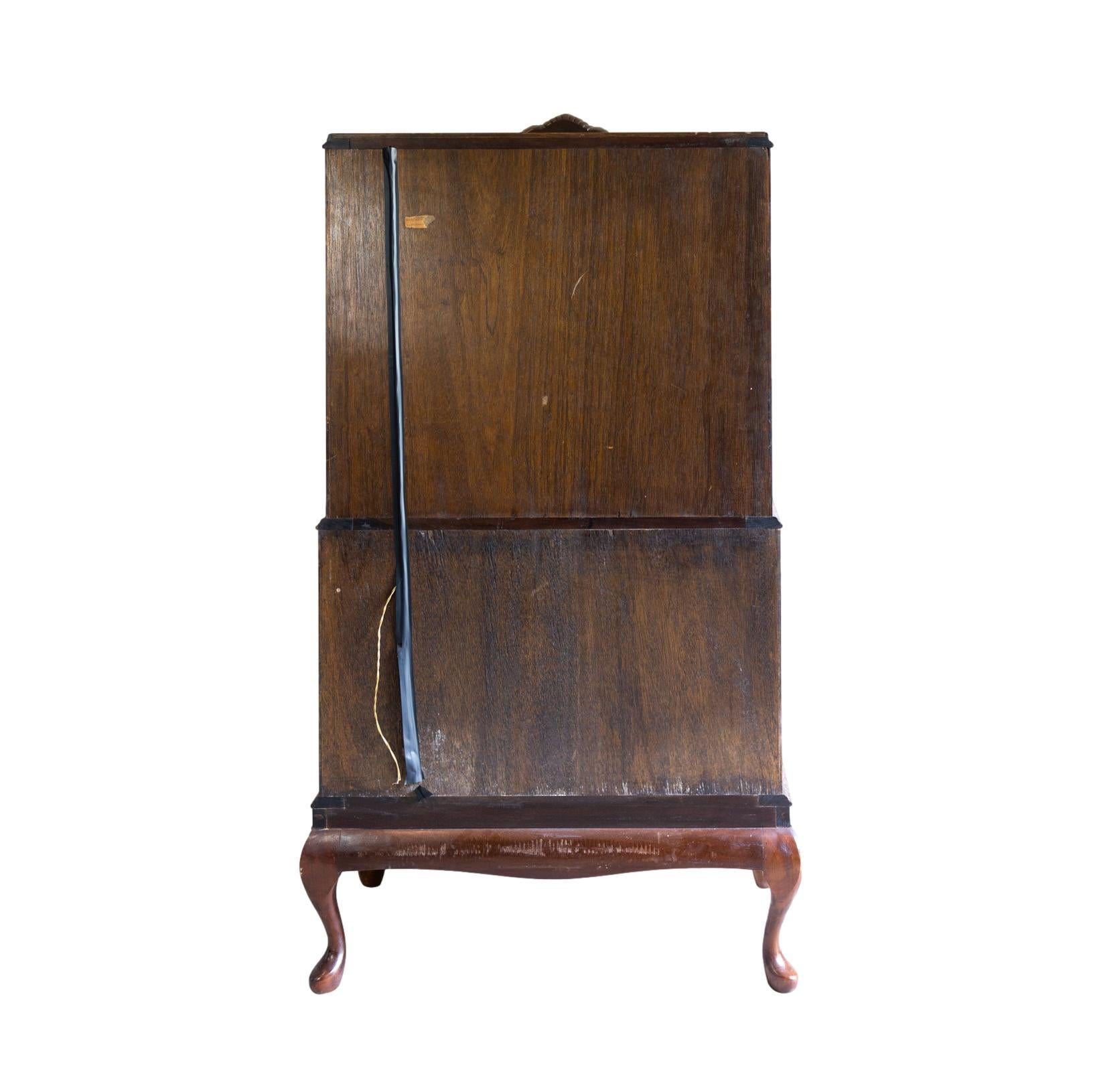 Cocktailbar aus Nussbaumholz mit handgeschnitzter Dragooned Edge auf Cabriole-Füßen, ca. 1920 (Englisch) im Angebot