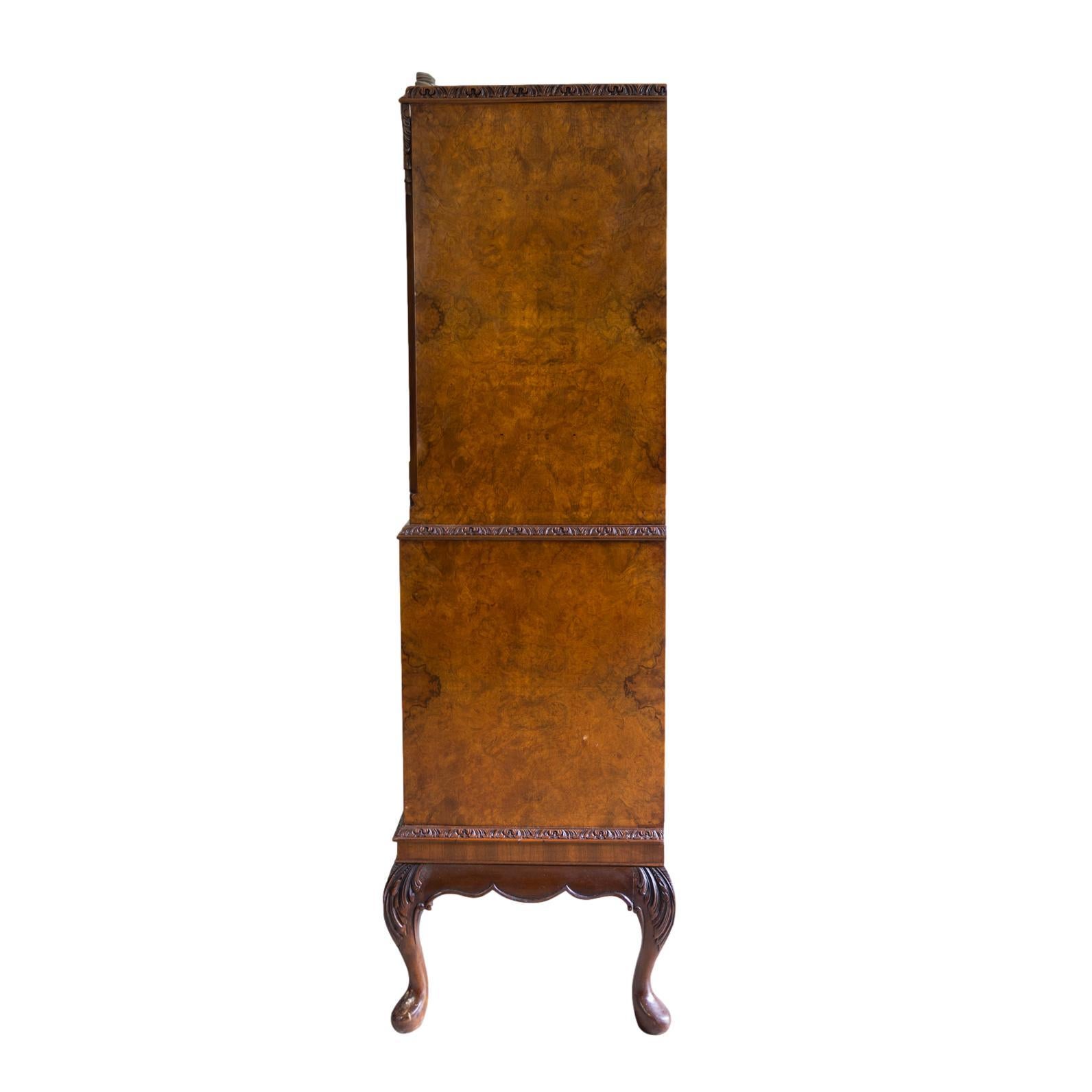 Cocktailbar aus Nussbaumholz mit handgeschnitzter Dragooned Edge auf Cabriole-Füßen, ca. 1920 im Zustand „Gut“ im Angebot in Banner Elk, NC