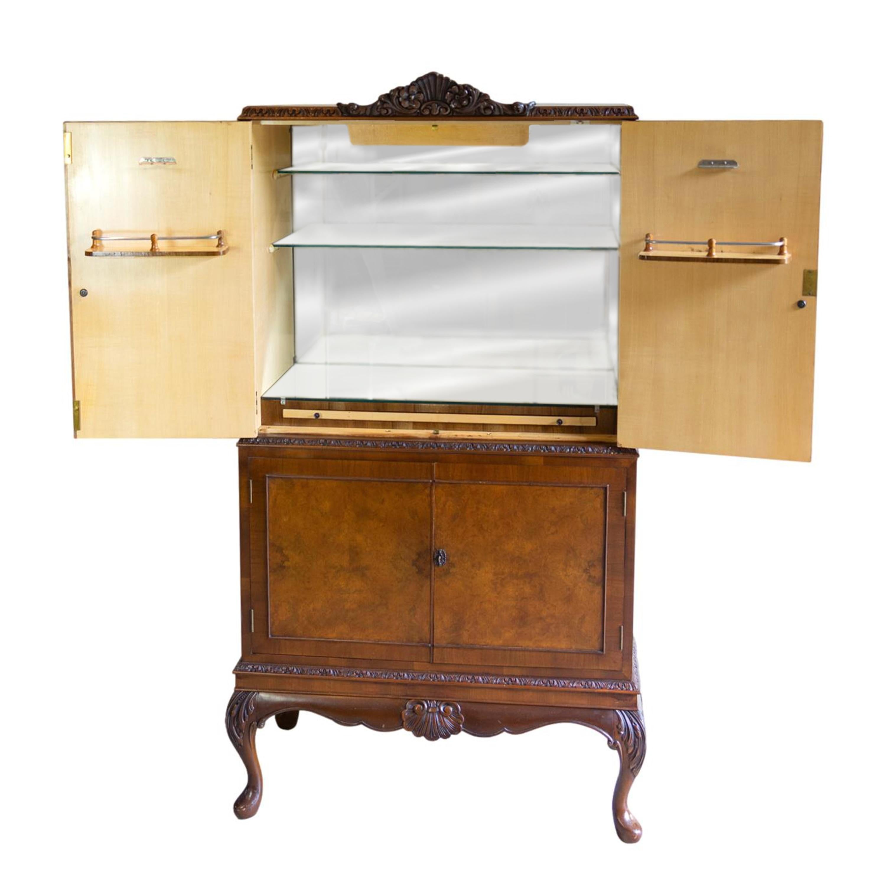 Cocktailbar aus Nussbaumholz mit handgeschnitzter Dragooned Edge auf Cabriole-Füßen, ca. 1920 (20. Jahrhundert) im Angebot
