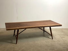 Mesa baja de nogal de Michael Rozell, EE.UU. 2021