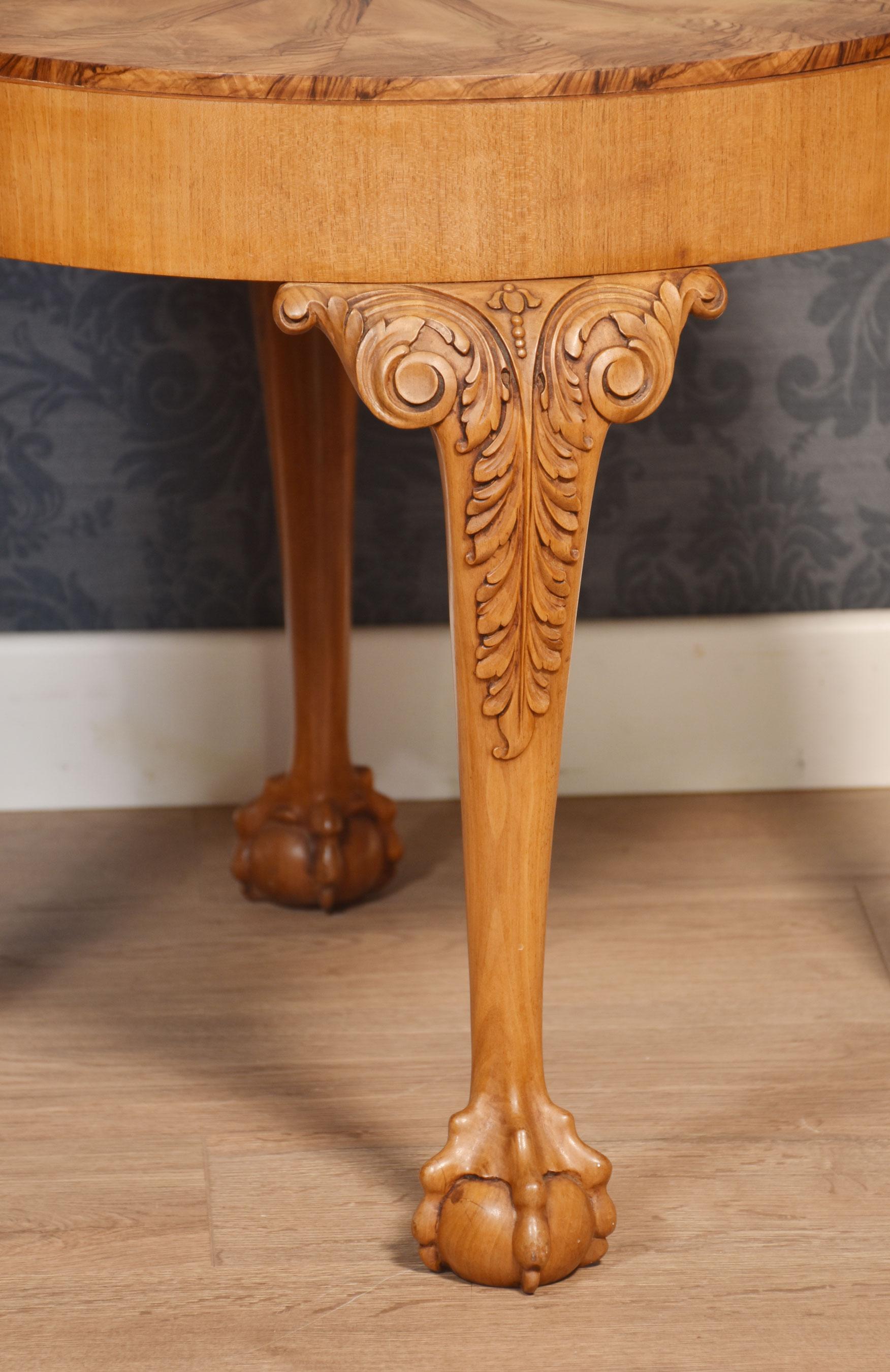 Table basse en noyer, le plateau circulaire bien figuré reposant sur quatre pieds cabriole sculptés se terminant par des griffes et des pieds boules.
Dimensions
Hauteur 21,5 pouces
Largeur 27 pouces
Profondeur 27 pouces