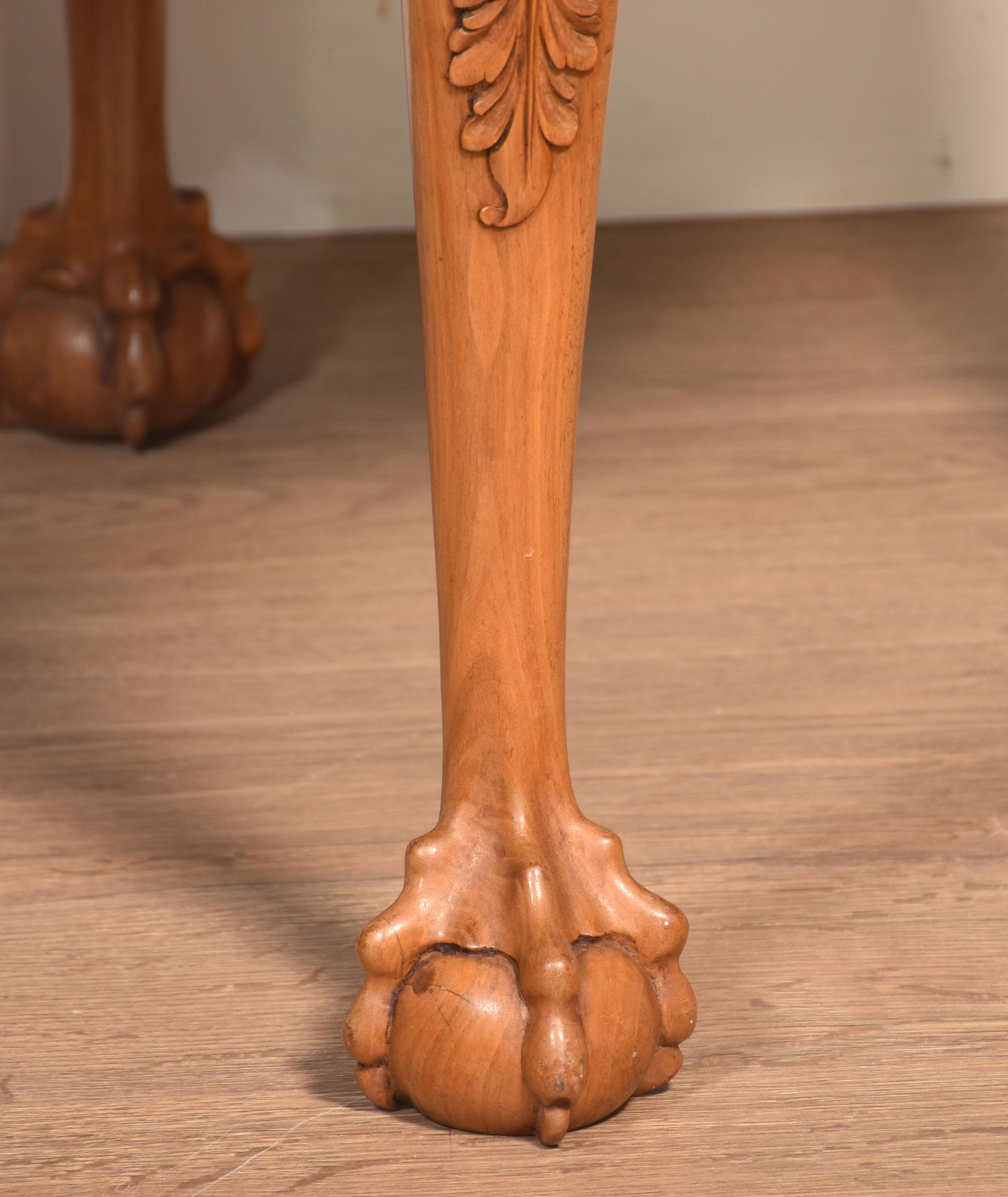 Britannique Table basse en noyer en vente