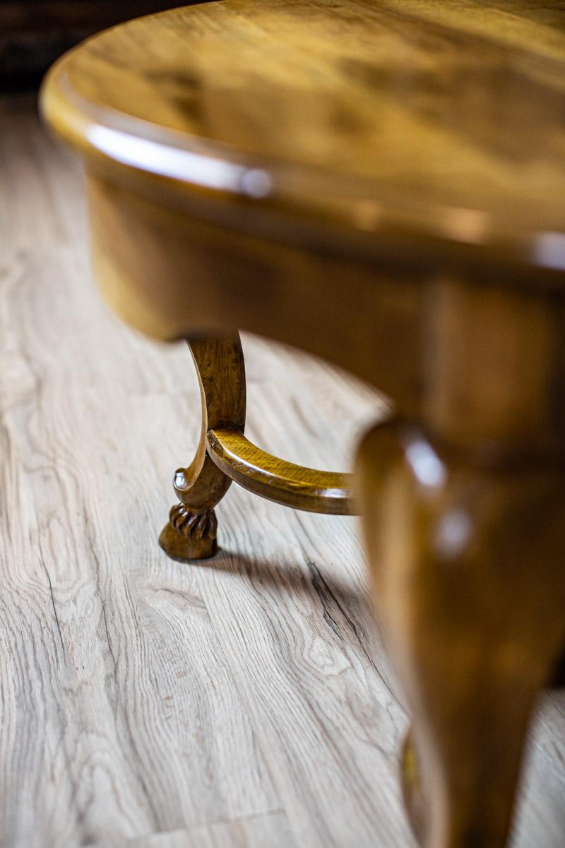 Walnut Living Room Coffee Table from the Early 20th Century in Light Brown 9