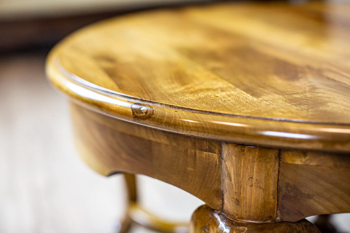 Walnut Living Room Coffee Table from the Early 20th Century in Light Brown 2