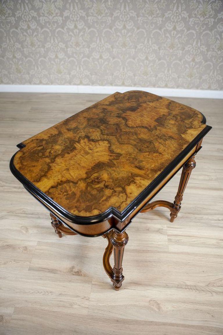 Walnut Coffee Table From the Late 19th Century In Good Condition For Sale In Opole, PL