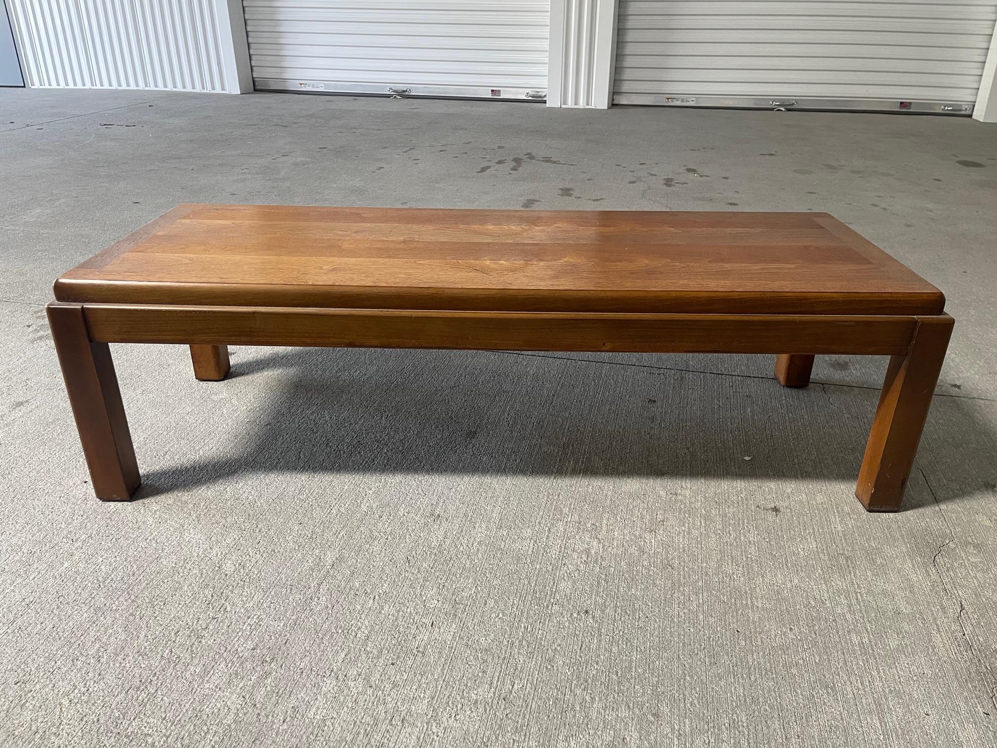 Couchtisch aus Nussbaumholz im Stil von Bassett, Ende des 20. (amerikanisch) im Angebot