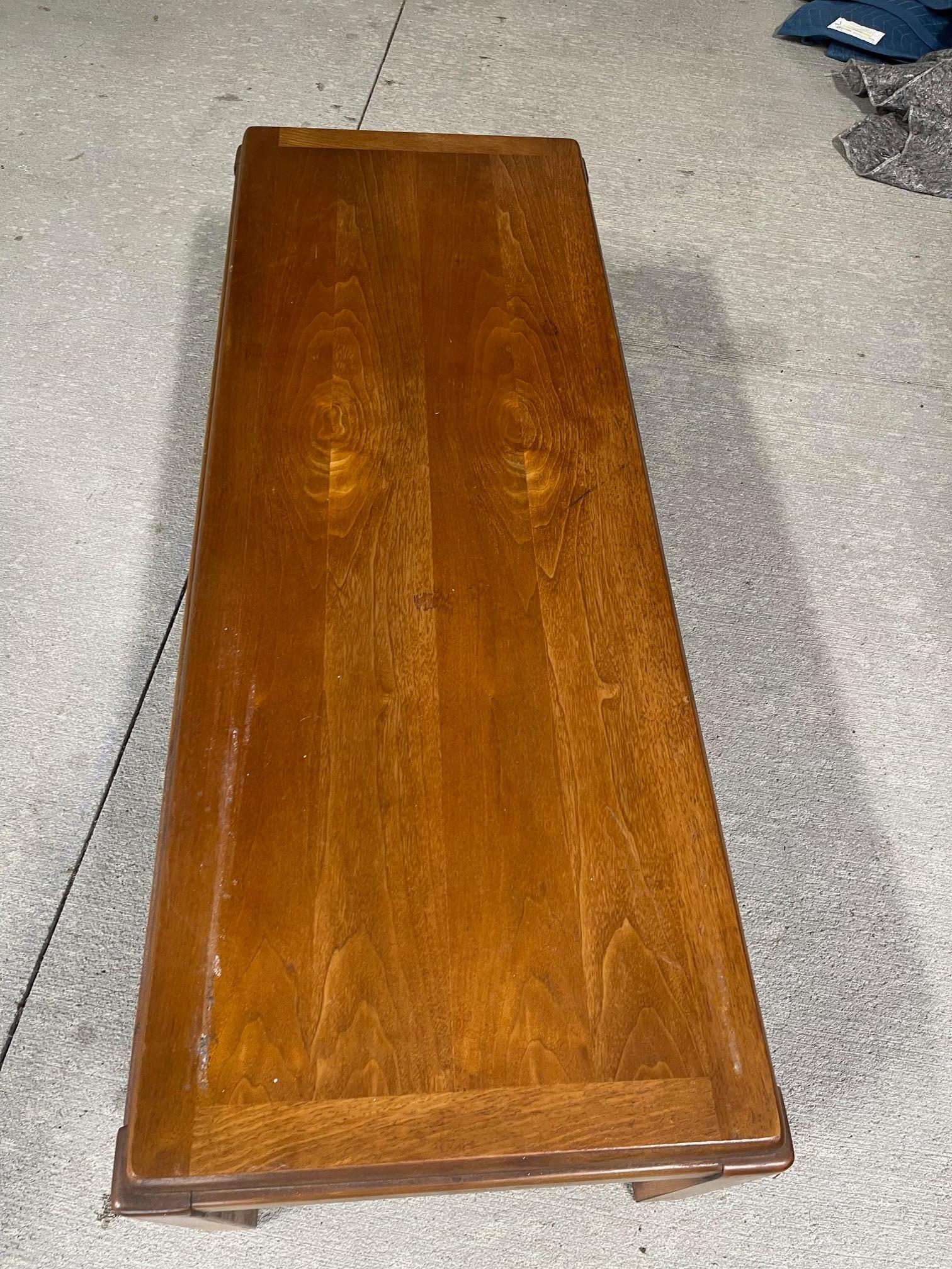 Couchtisch aus Nussbaumholz im Stil von Bassett, Ende des 20. im Zustand „Gut“ im Angebot in Savannah, GA