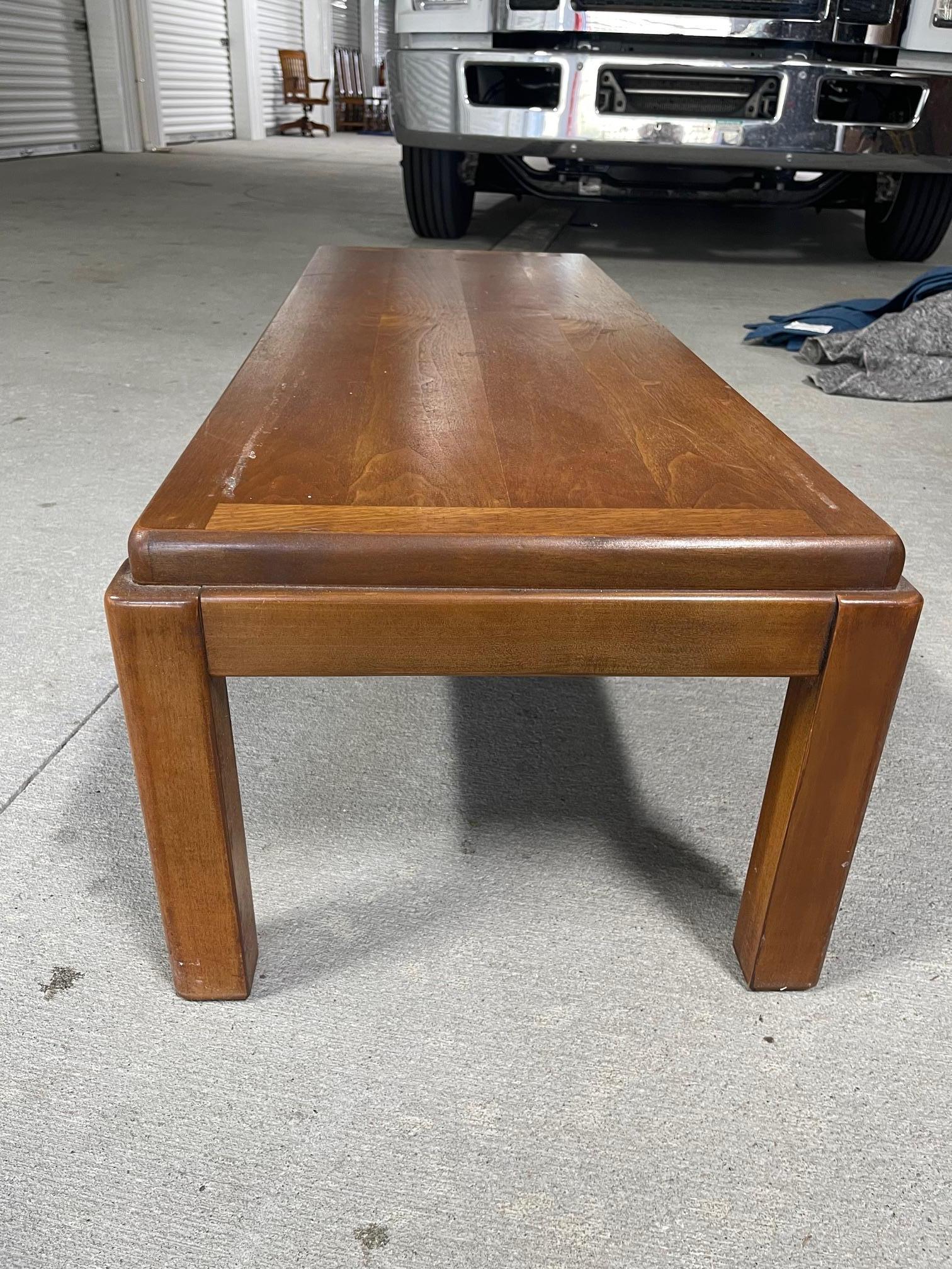 Couchtisch aus Nussbaumholz im Stil von Bassett, Ende des 20. (Walnuss) im Angebot