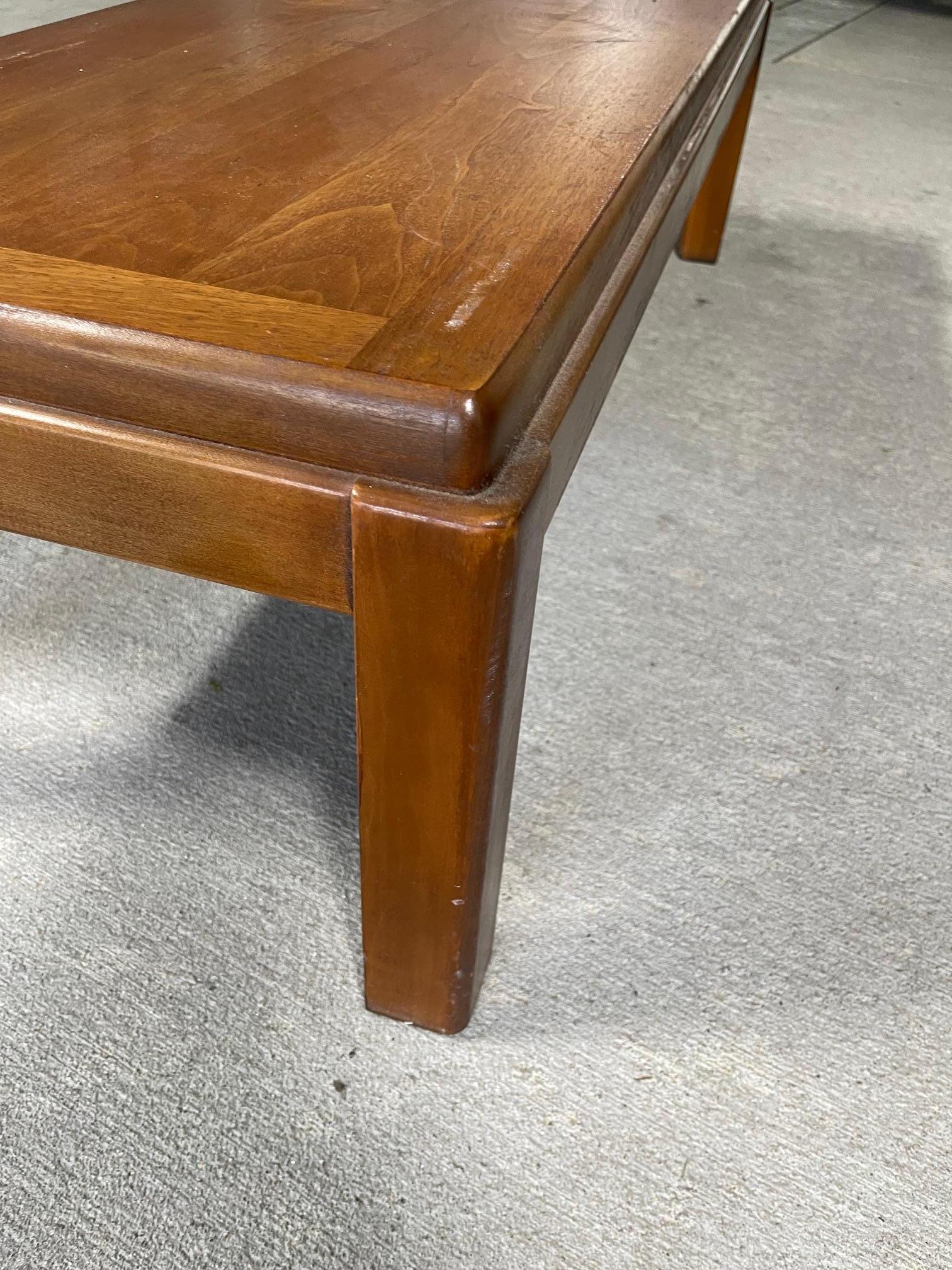 Couchtisch aus Nussbaumholz im Stil von Bassett, Ende des 20. im Angebot 1