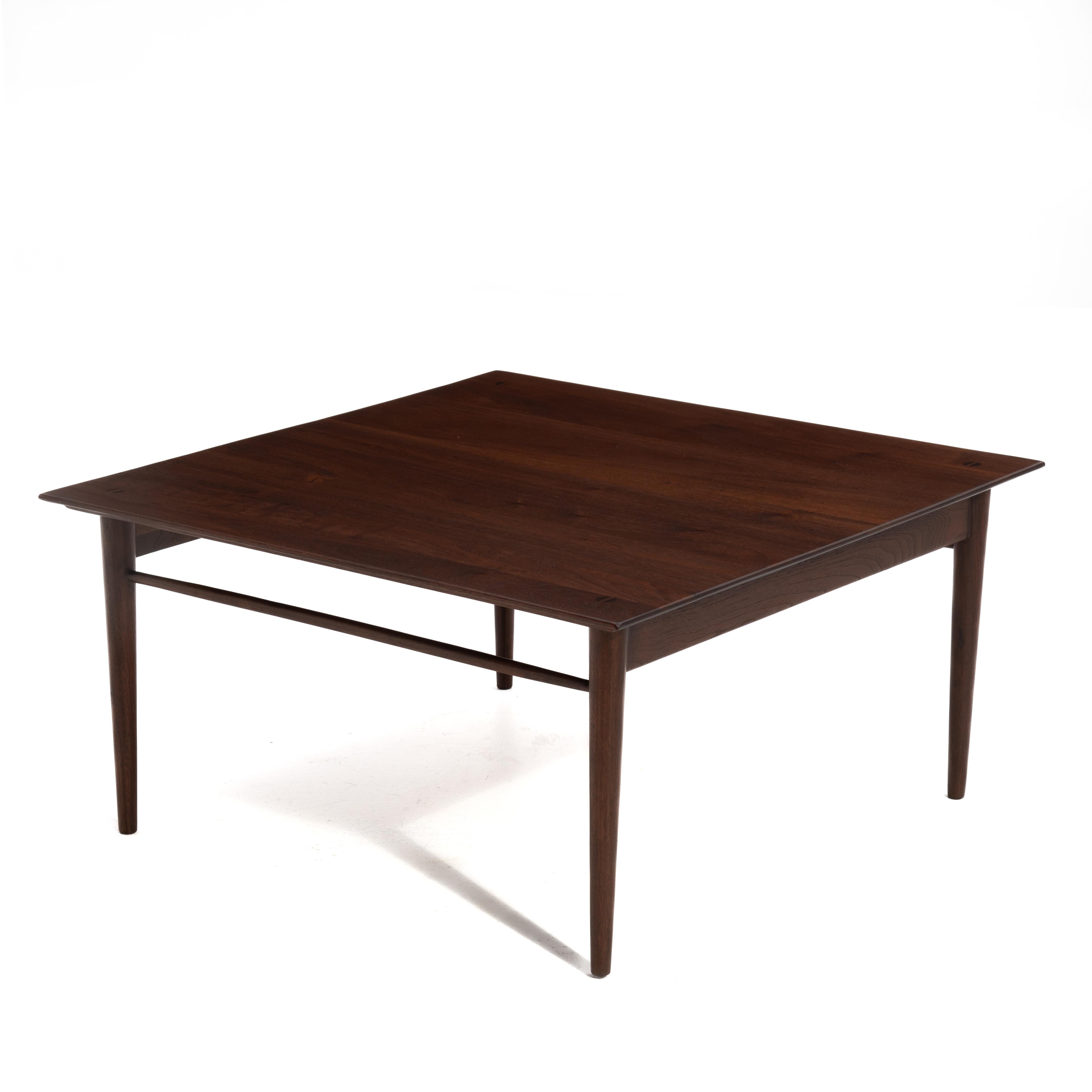 Table basse en noyer massif fabriquée par l'école New Hope School. Les pieds en goujon conique traversent le plateau de la table et sont coincés, tous les coins sont alignés comme sur une table Phil Powell. Presque  carré, les dimensions sont de 30