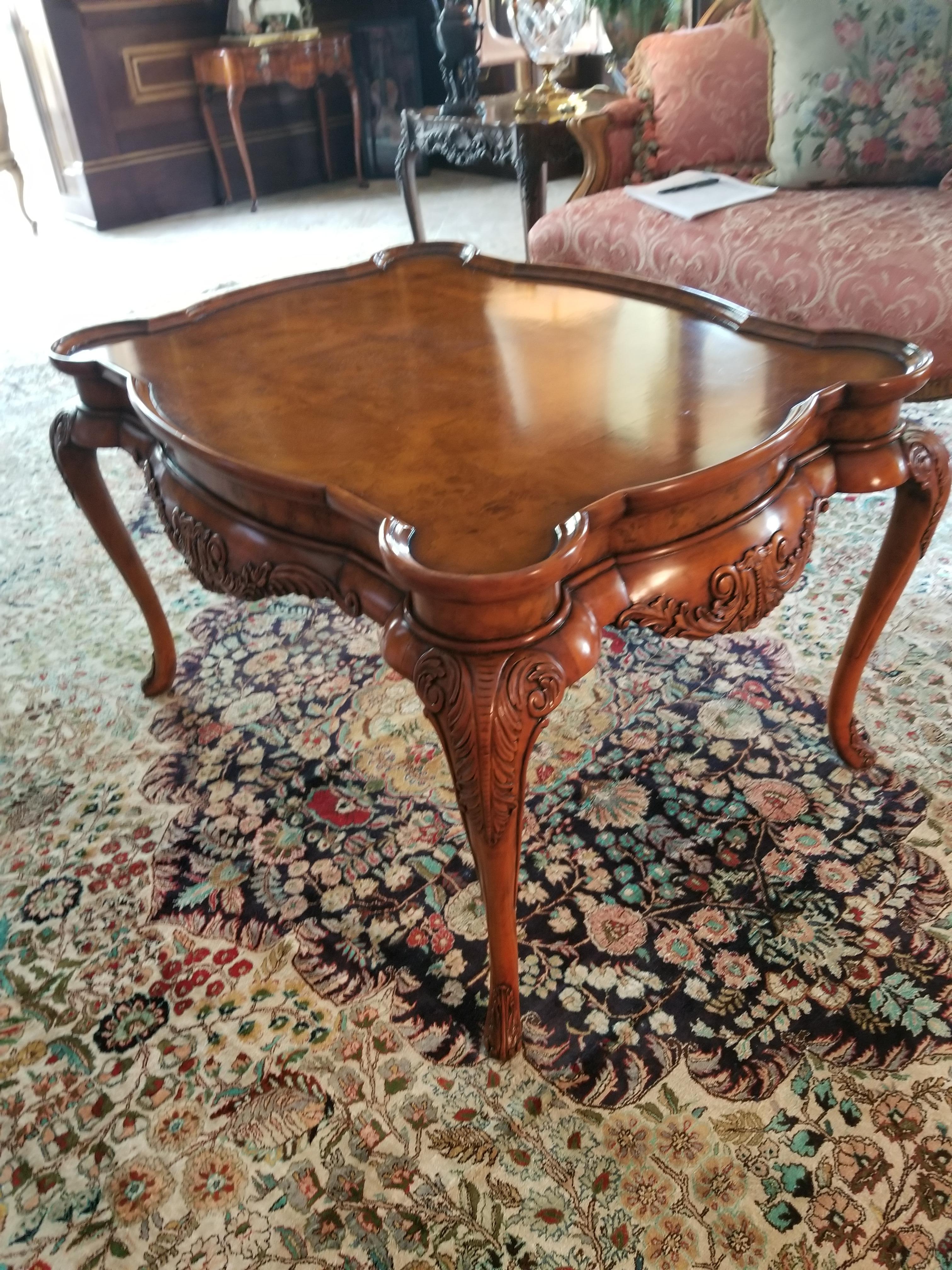Walnut Coffee Table with a Scalloped Top, 20th Century In Good Condition In Savannah, GA