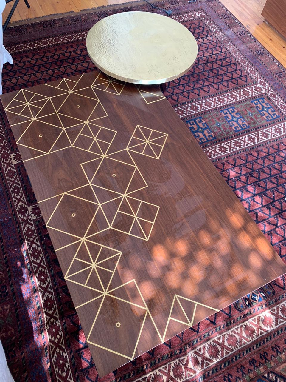 Égyptien Table basse en noyer avec incrustation en laiton faite à la main inspirée d'un motif nubian en vente