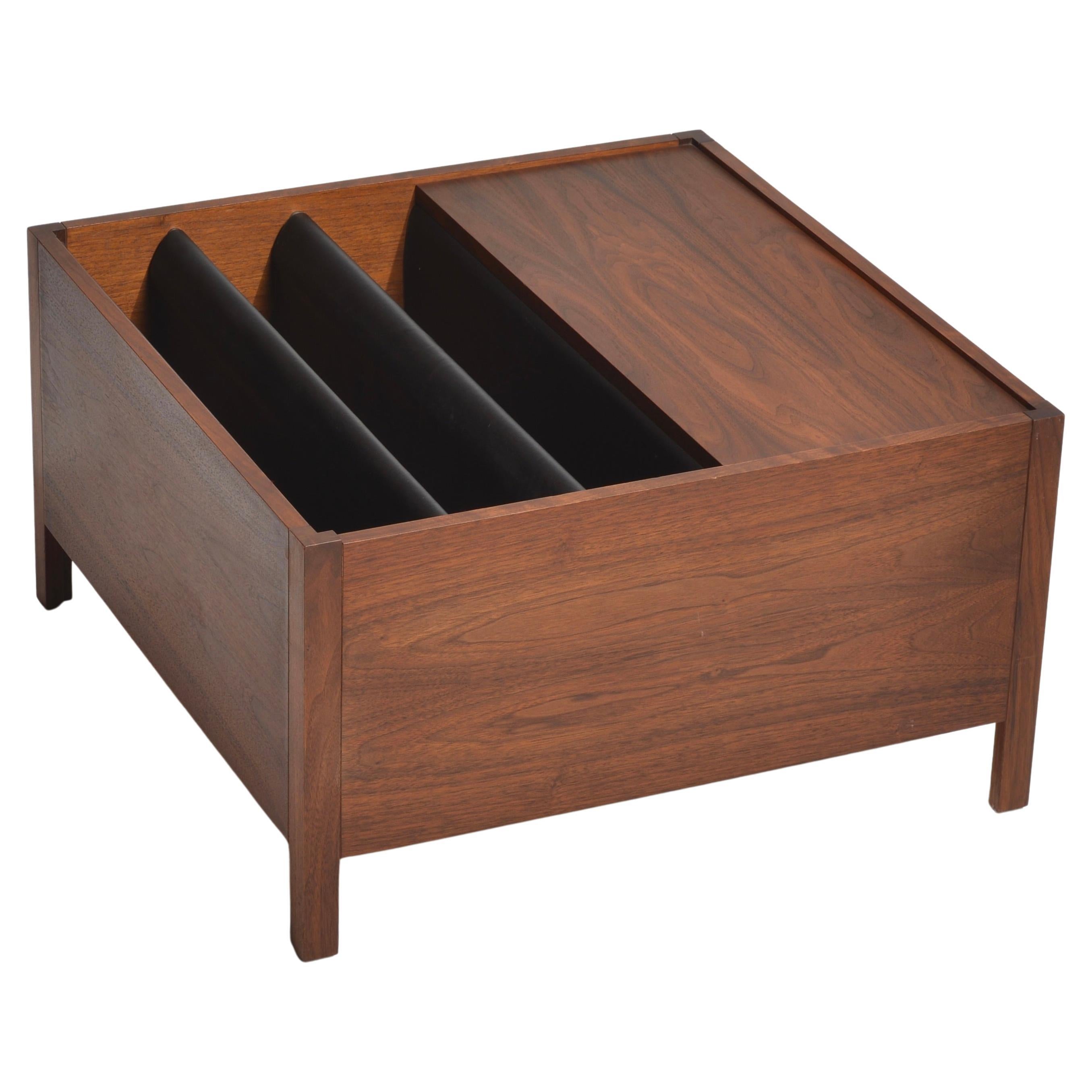 Table basse en noyer avec porte-revues