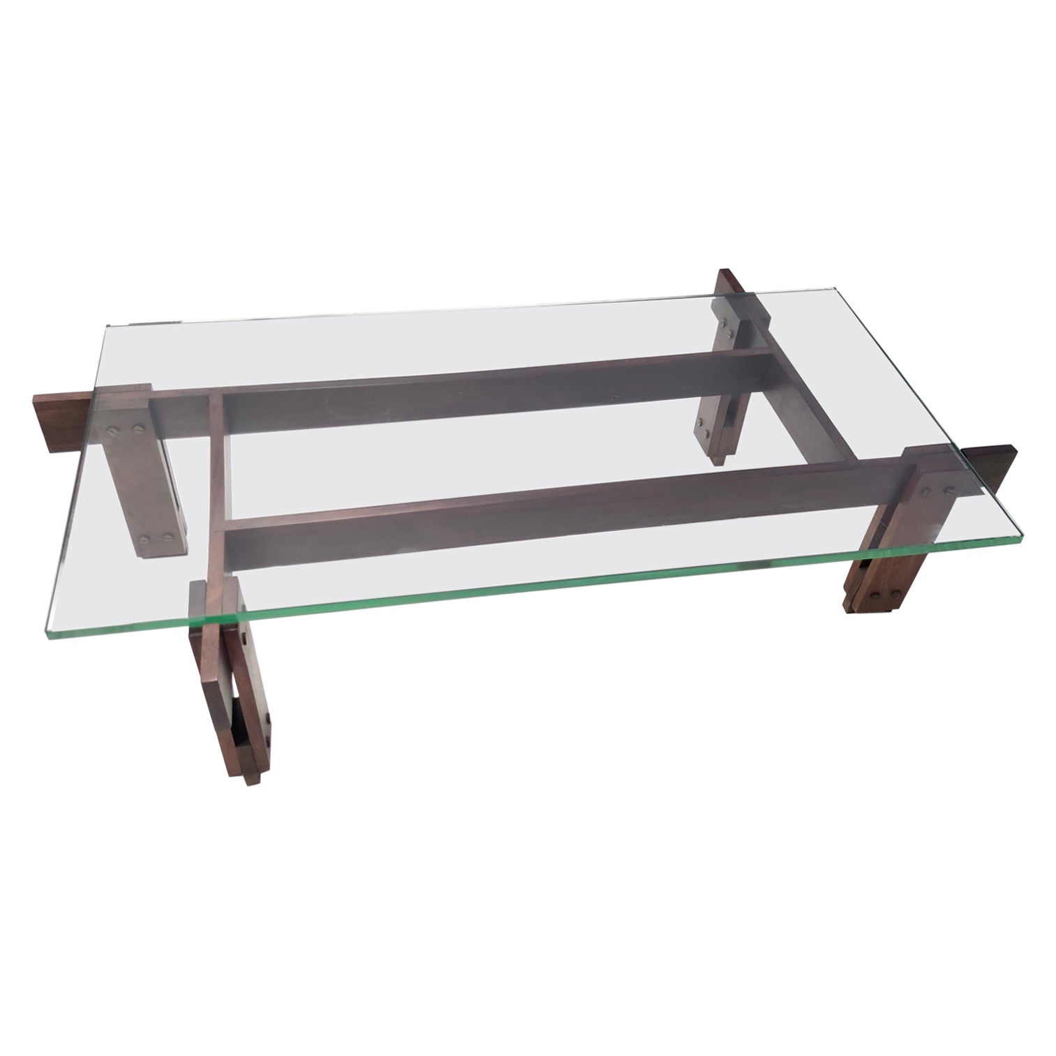 Finales de los años 50, fabricado en Italia.
Su diseño es atribuible al de Parisi.
Esta mesa de centro tiene un marco de nogal macizo, un tablero rectangular de cristal de nilo verde de 22 milímetros de grosor y detalles de latón.
Se trata de un