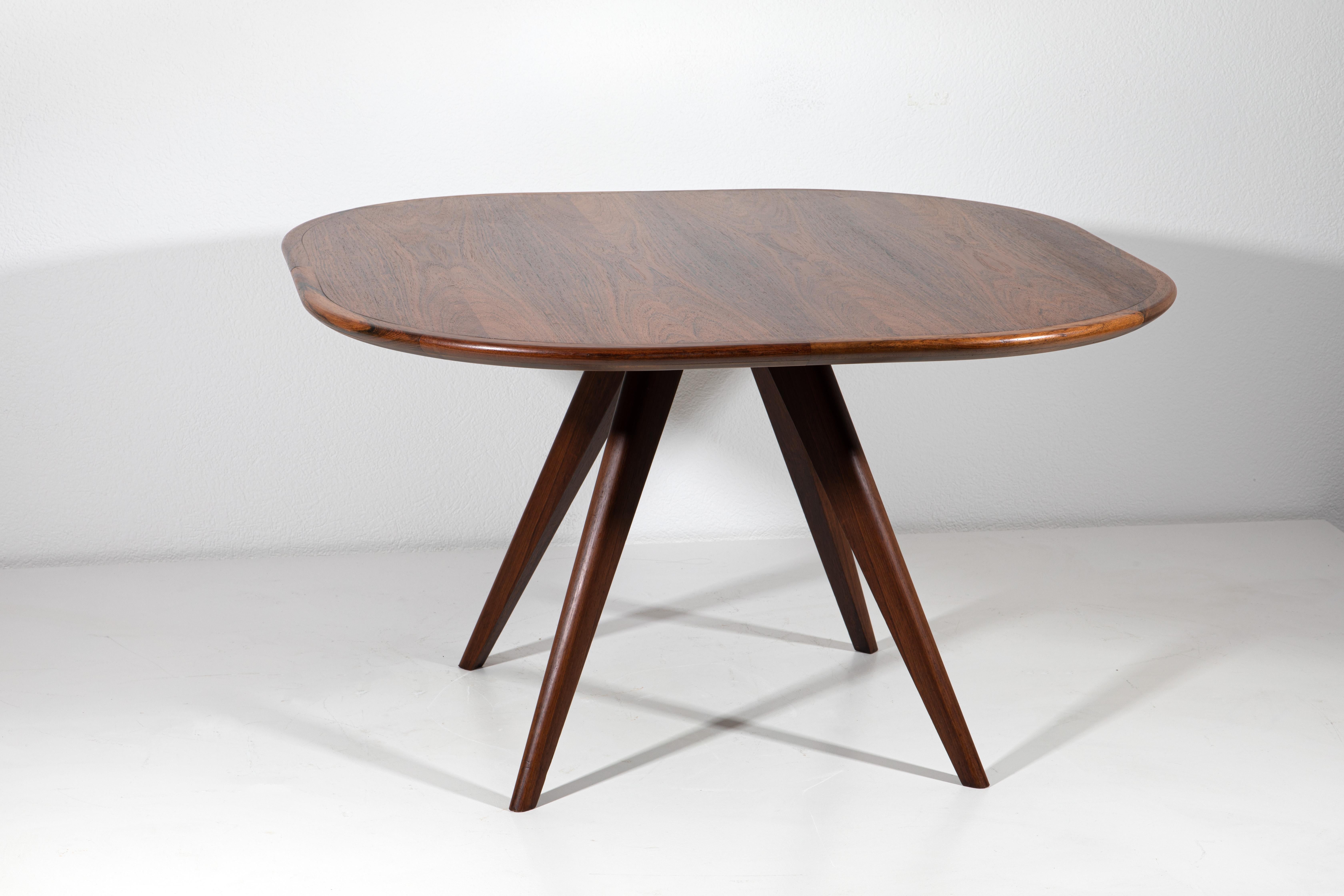 Walnut Coktail Table In Good Condition For Sale In Collonge-Bellerive, GE