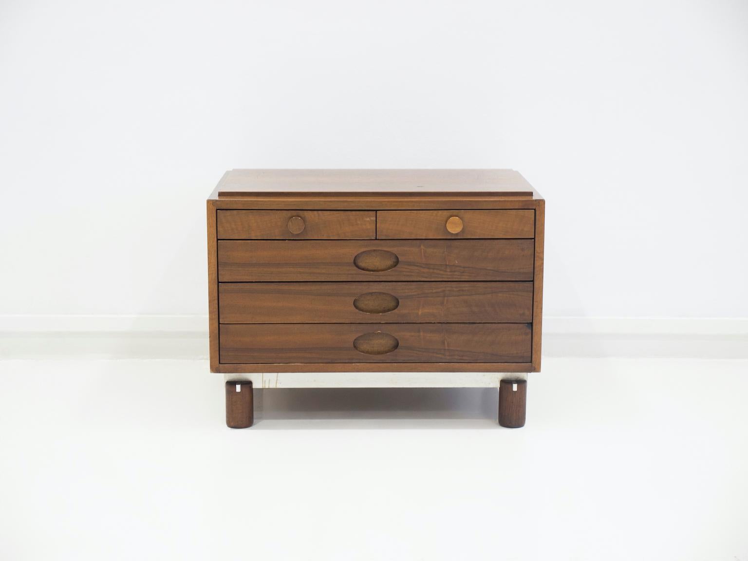 Small walnut wood chest of drawers with metal details from the 1960s. Designed by Gianfranco Frattini and manufactured by Bernini. Some stains on the metal and dents on the wooden top, please see the photos.
 