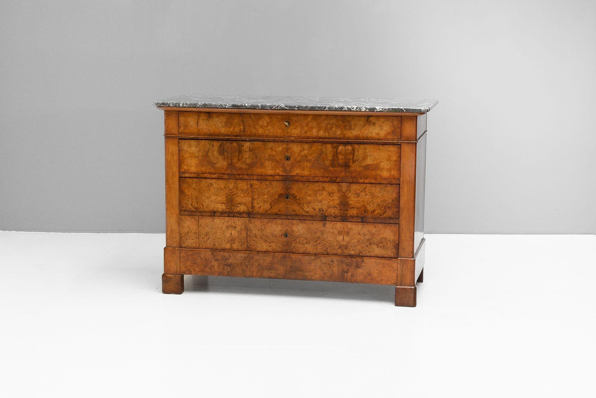 Walnut Commode In Good Condition For Sale In London, England