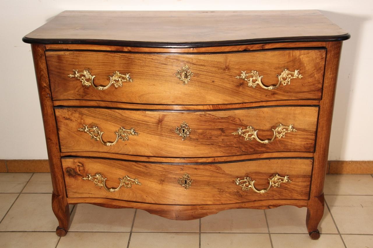 Chest of drawers with curved front in walnut with blackened moldings, opening with three rounded upright drawers terminated by small arched feet with winding at the front, with characteristic cutting of the Grenoble work of Jean-Francois Hache, as