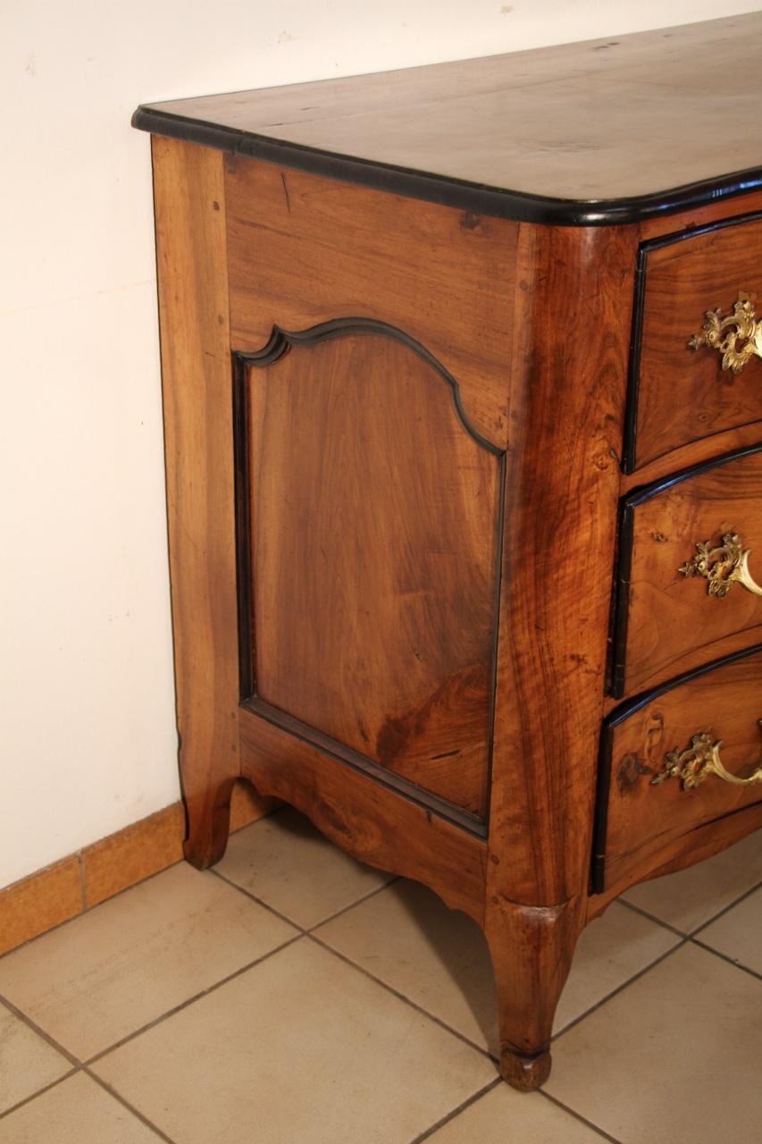 Walnut Commode from the 18th Century Jean-Francois Hache In Good Condition In charmes, FR