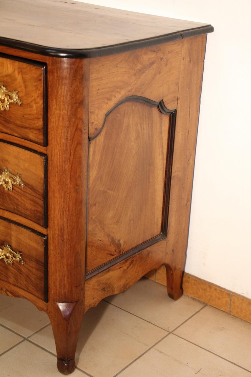 Français Commode en noyer du 18ème siècle de Jean-François Hache