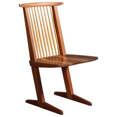 Chaise conoïde en noyer:: par George Nakashima