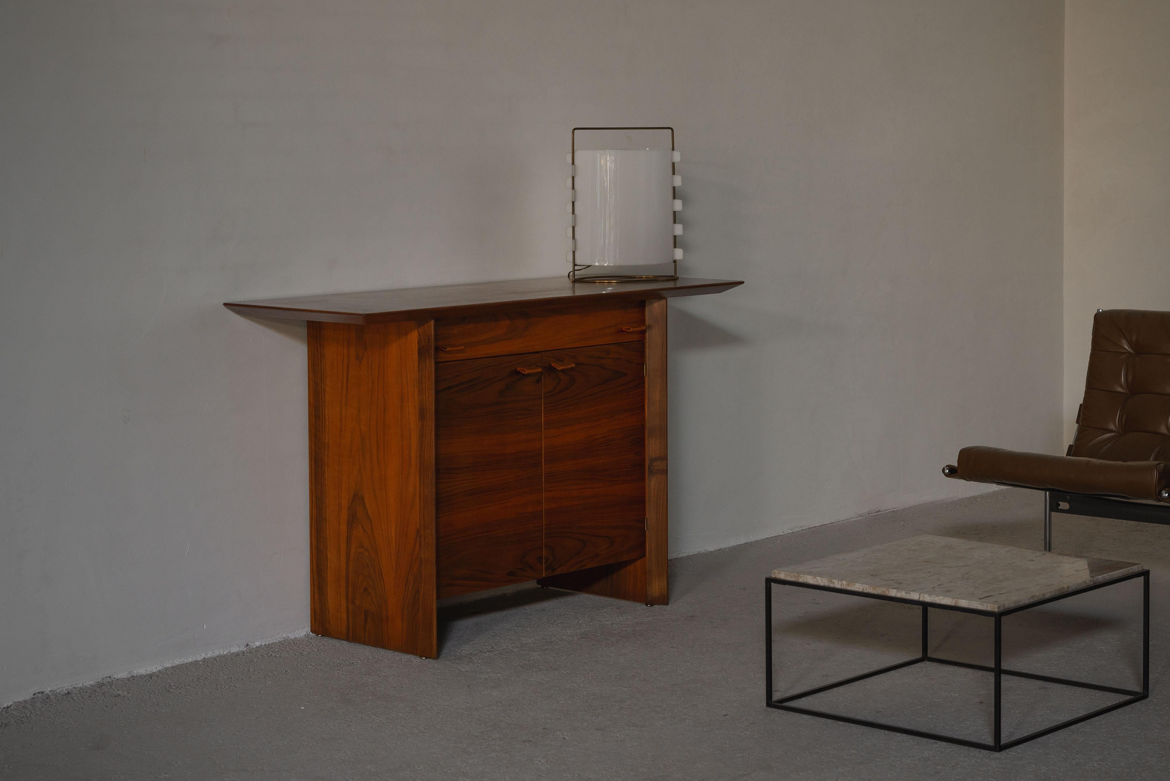Questo squisito mobile consolle, realizzato da un architetto sconosciuto in Francia negli anni '60, è un pezzo davvero unico del design di metà secolo. Realizzato in un bellissimo legno di noce marrone caldo, il mobile mostra uno straordinario