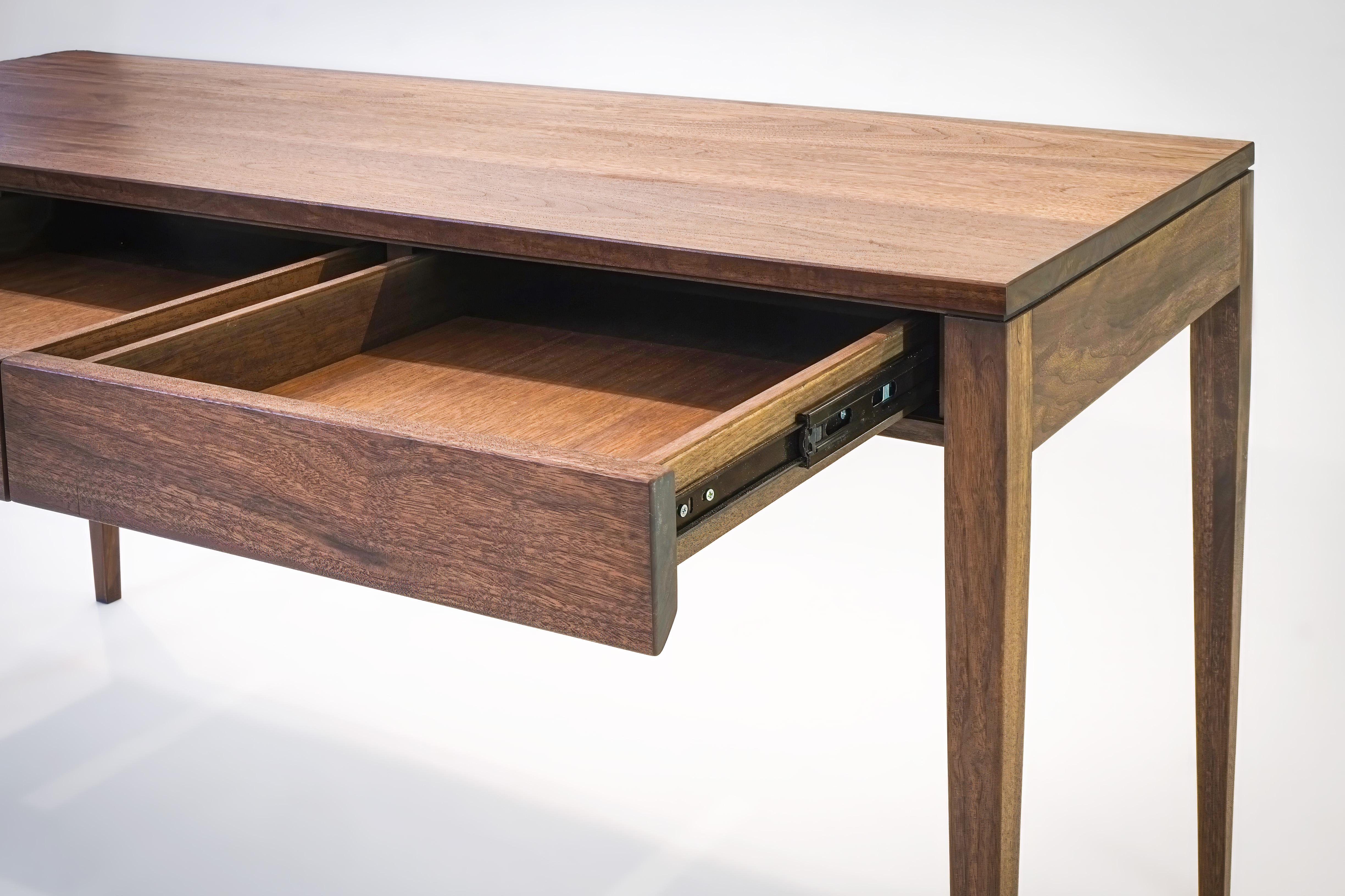 Minimaliste Table console en noyer Façades de tiroirs en Grain Continu   en vente