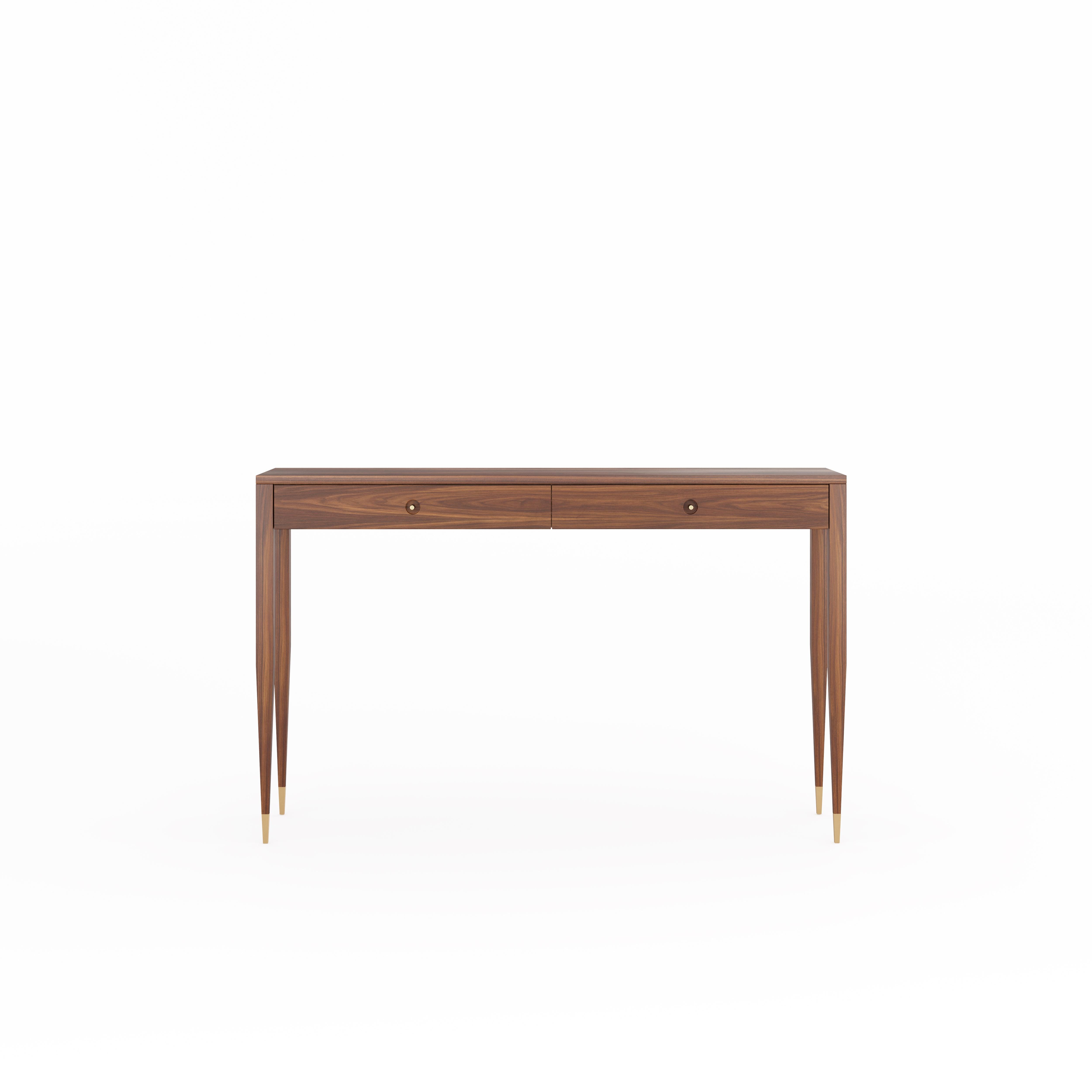 Console en noyer de style milieu de siècle avec deux tiroirs, quatre pieds fuselés, poignée en laiton et pieds en laiton.
Console en bois massif de noyer américain et bois recouvert de placage de noyer américain naturel.
Parfait comme table de