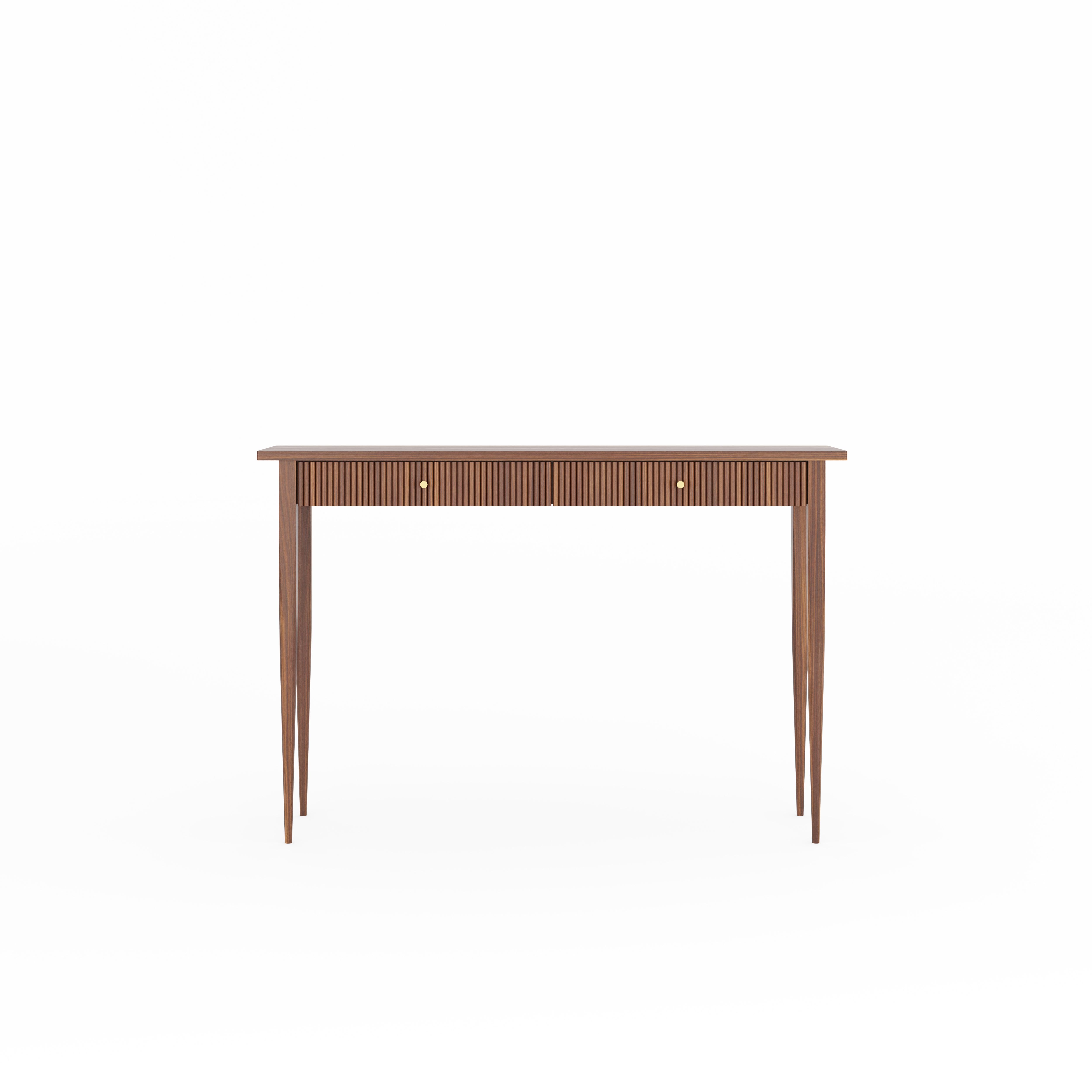 Console en noyer de style milieu de siècle avec deux tiroirs à lamelles et coins arrondis du plateau. Les façades des tiroirs sont en bois de noyer à lattes avec des poignées en laiton. Les pieds sont carrés en haut et arrondis en bas. Parfait comme