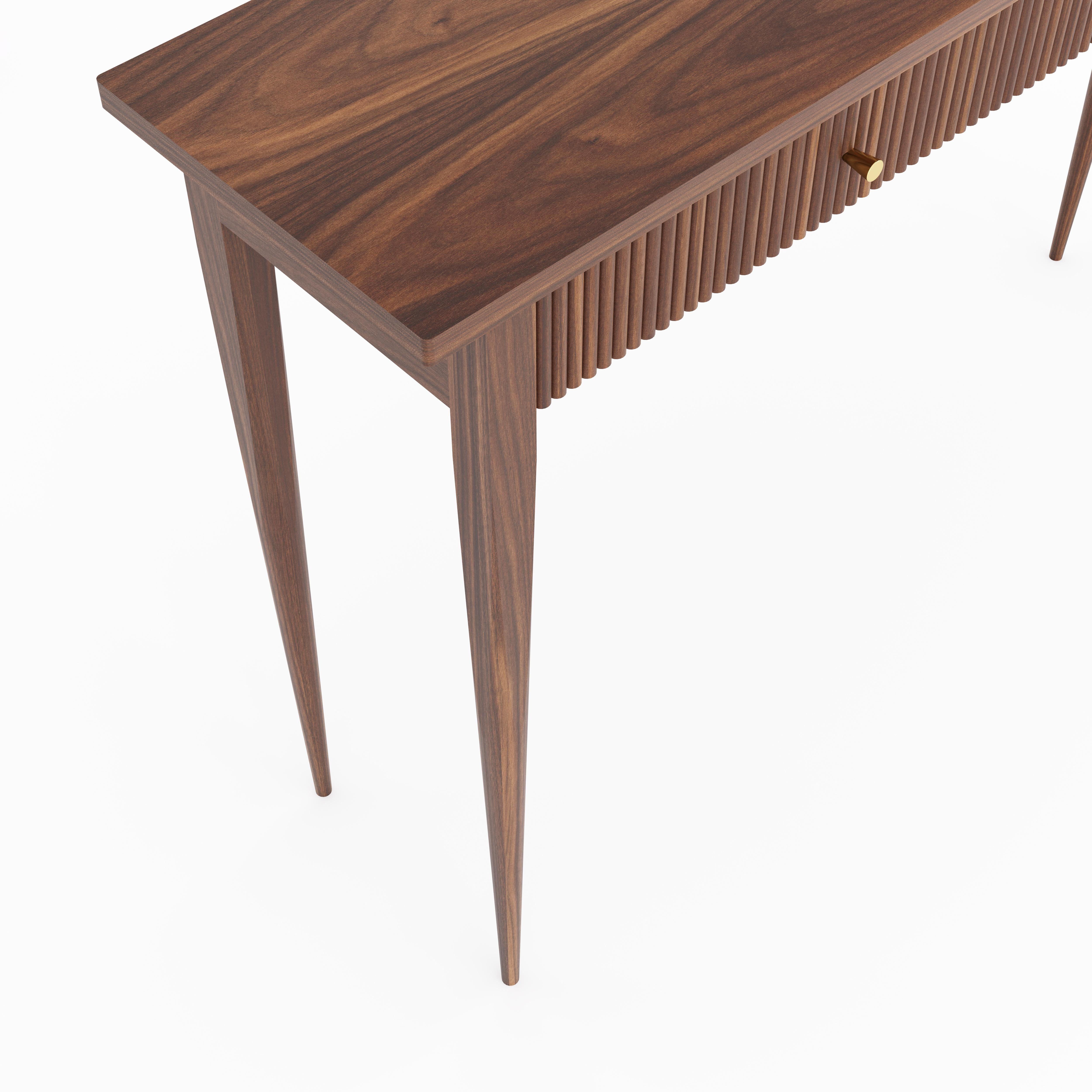 Mid-Century Modern Console en noyer avec deux tiroirs à lamelles dans le style moderne du milieu du siècle dernier en vente