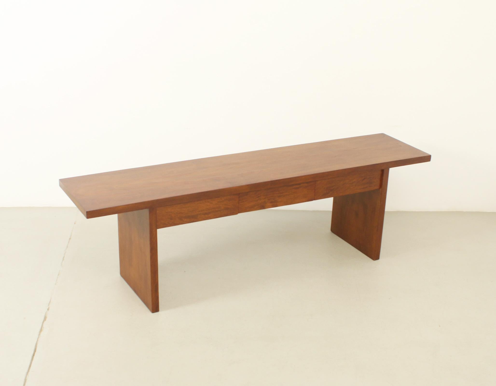 Console in noce con tre cassetti di Jordi Vilanova, Spagna in vendita 7