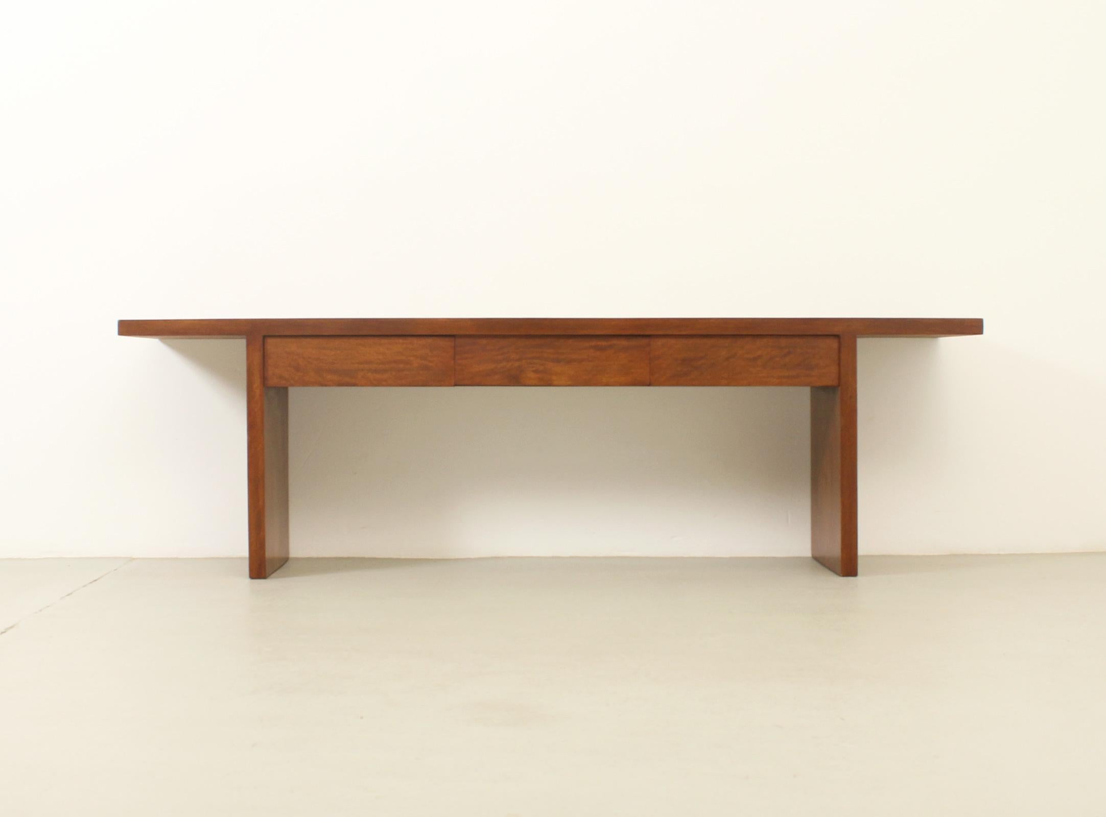 Consolle bassa disegnata da Jordi Vilanova negli anni '60, in Spagna. In legno di Wood con tre cassetti. Un design dalle linee semplici molto comune nel lavoro di Jordi Vilanova. 