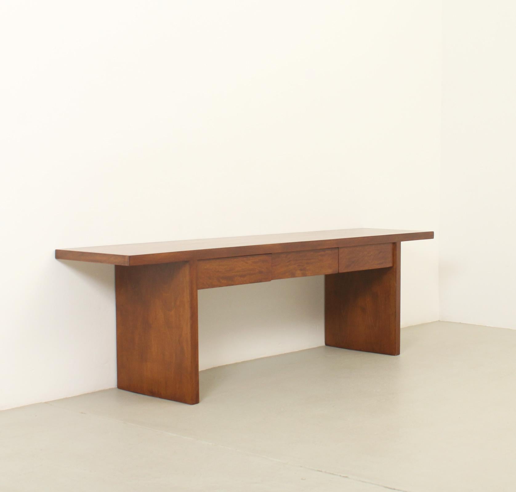 Spagnolo Console in noce con tre cassetti di Jordi Vilanova, Spagna in vendita