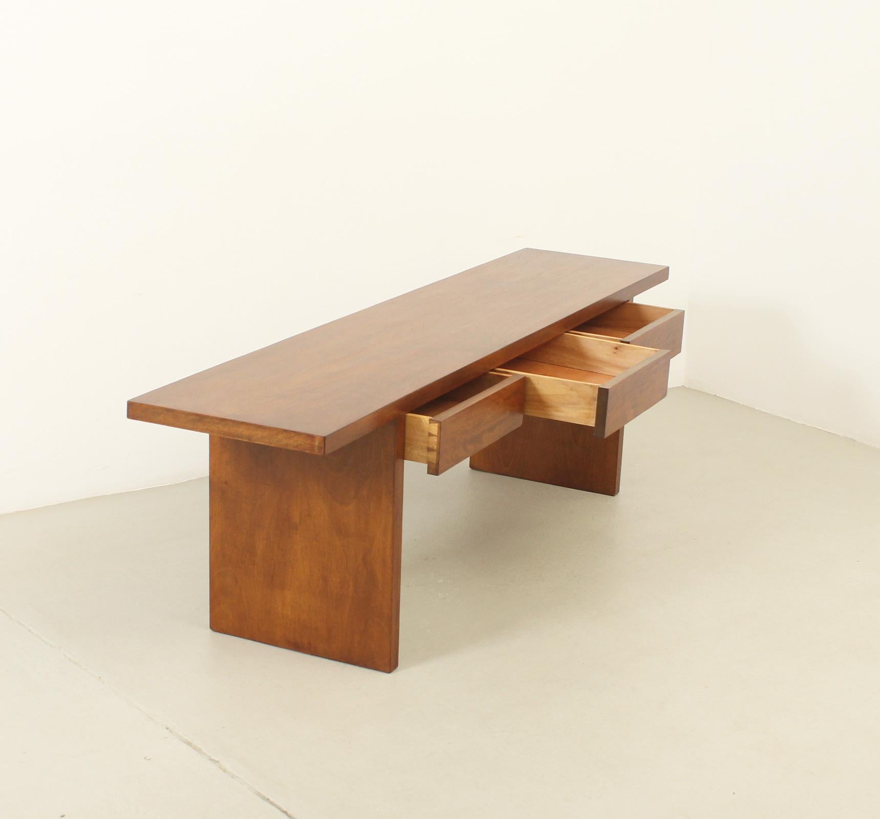 Metà XX secolo Console in noce con tre cassetti di Jordi Vilanova, Spagna in vendita