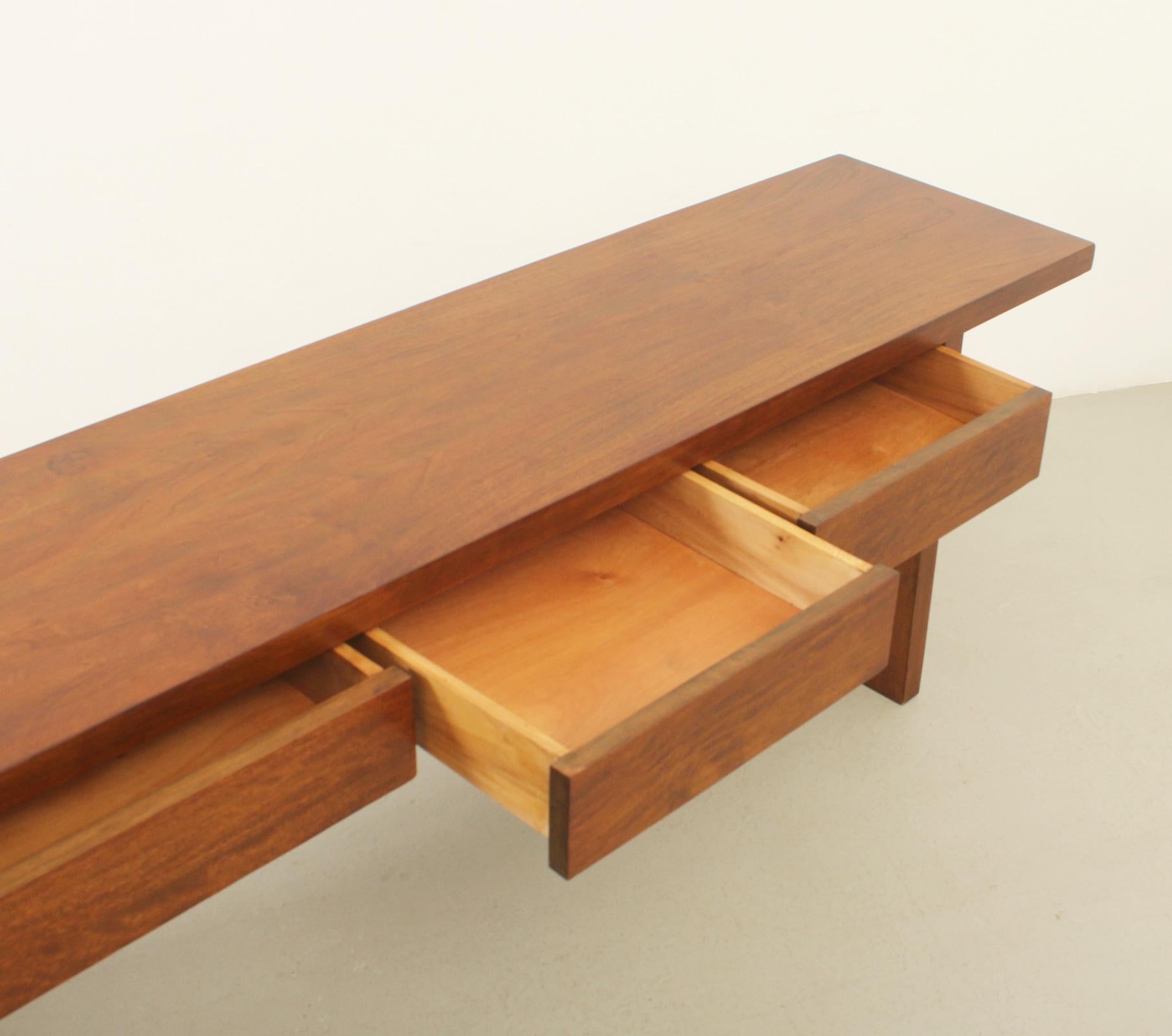 Noce Console in noce con tre cassetti di Jordi Vilanova, Spagna in vendita