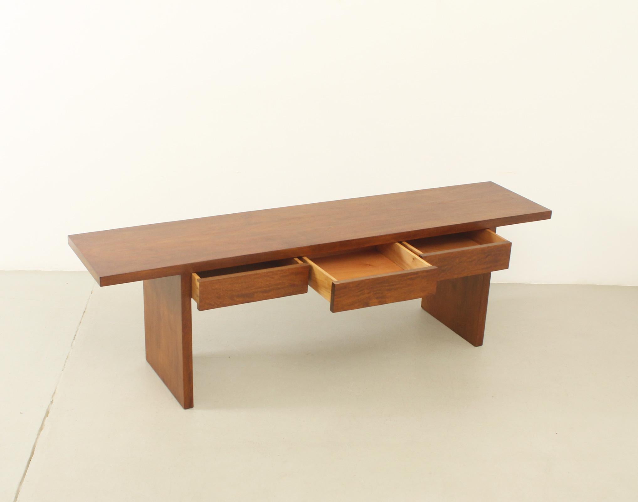 Console in noce con tre cassetti di Jordi Vilanova, Spagna in vendita 1