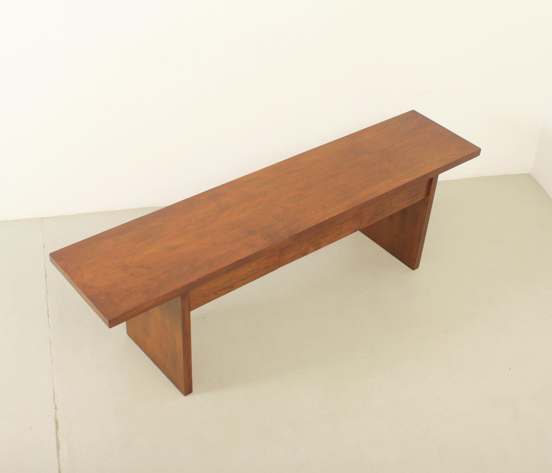 Console in noce con tre cassetti di Jordi Vilanova, Spagna in vendita 2