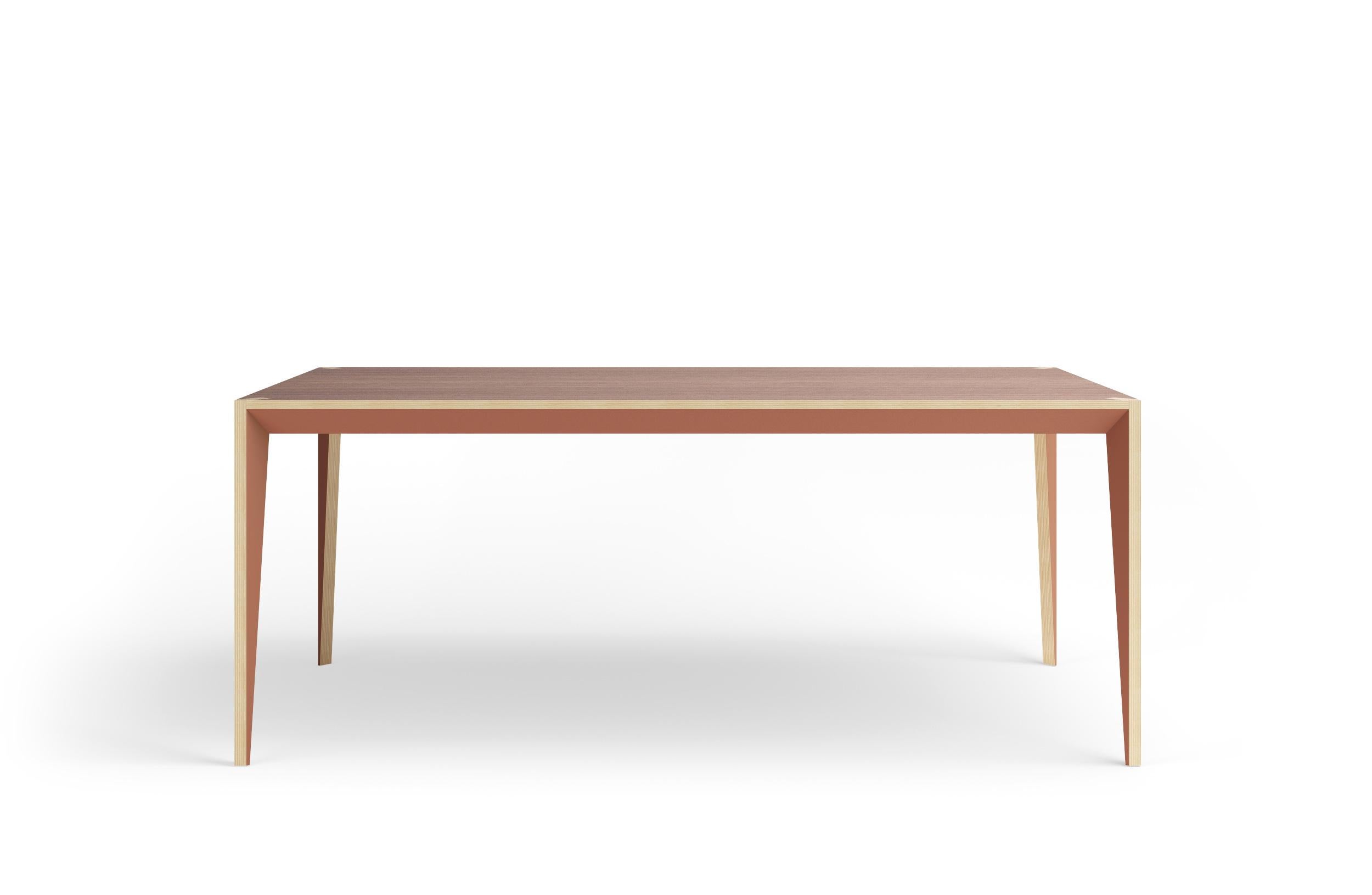 Erleben Sie die Harmonie von Design und Funktionalität mit dem MiMi Dining Table, einem NYCxDesign 2018 Honoree und German Design Award 2019 Nominee. Die facettierte Geometrie und die lackierten Oberflächen sind ein Blickfang in jedem Ess- oder