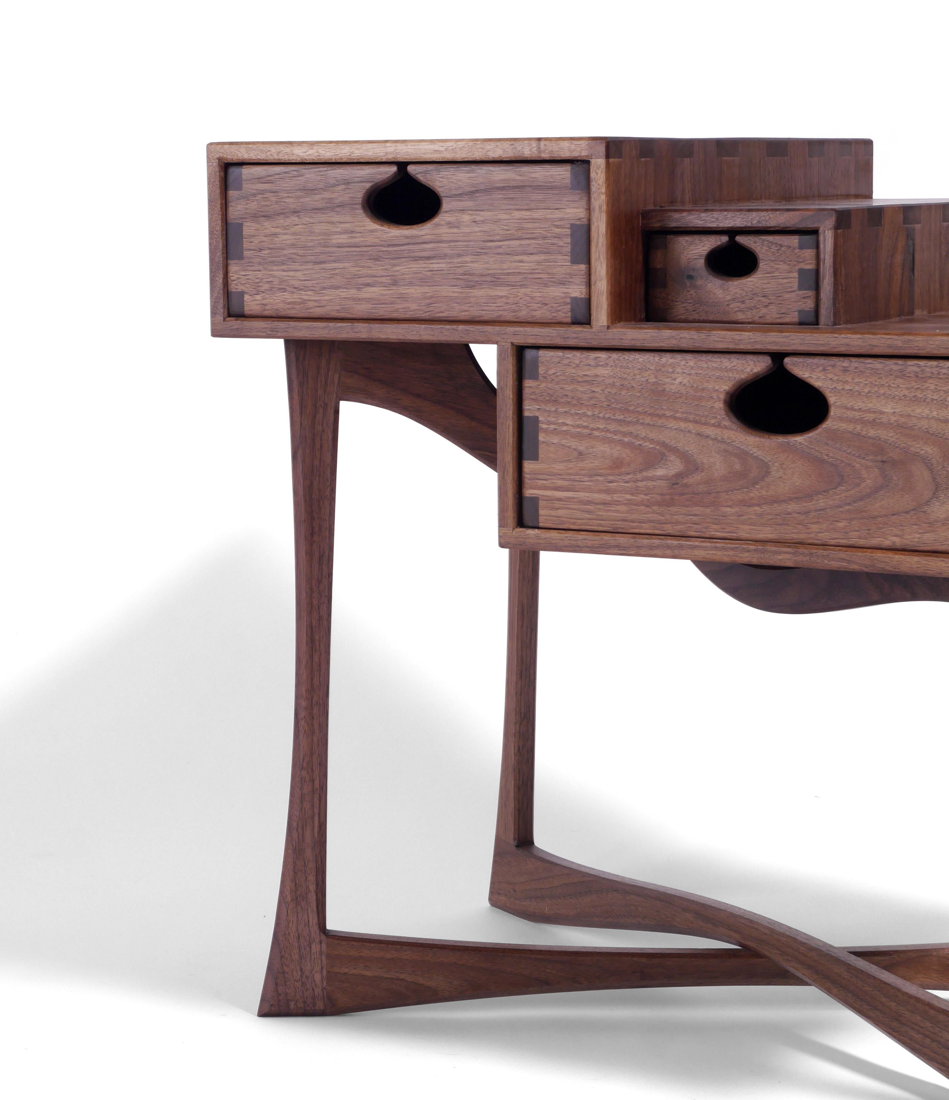 Coriolis-Beistelltisch aus Nussbaumholz mit drei Schubladen, moderner Nachttisch / Beistelltisch von Arid (Moderne) im Angebot